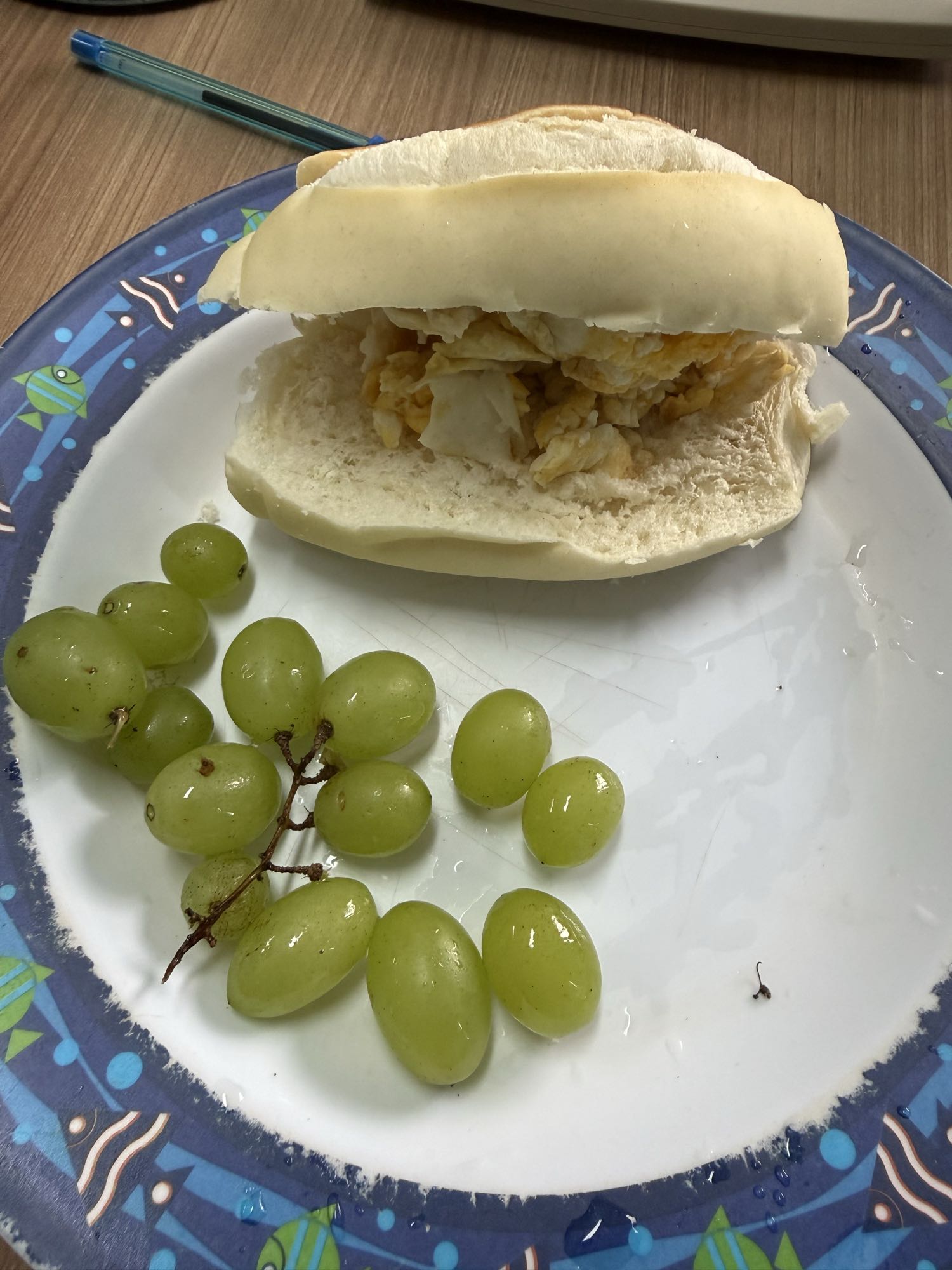 Pão com ovo e uvas