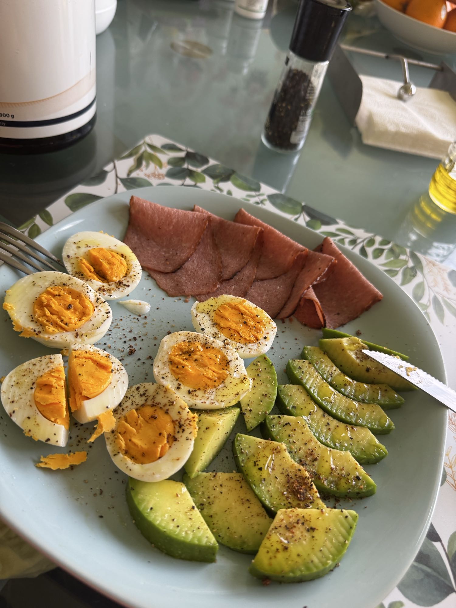 huevos con aguacate y jamon