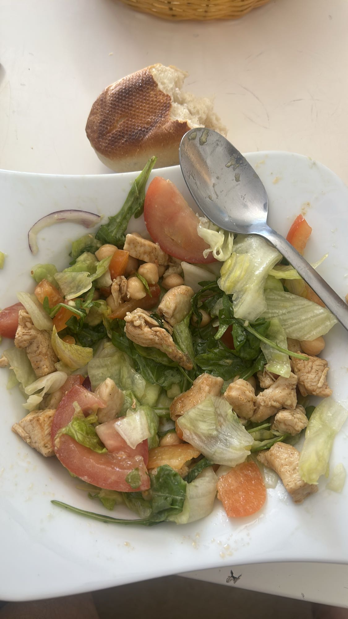 Hähnchensalat mit Brötchen