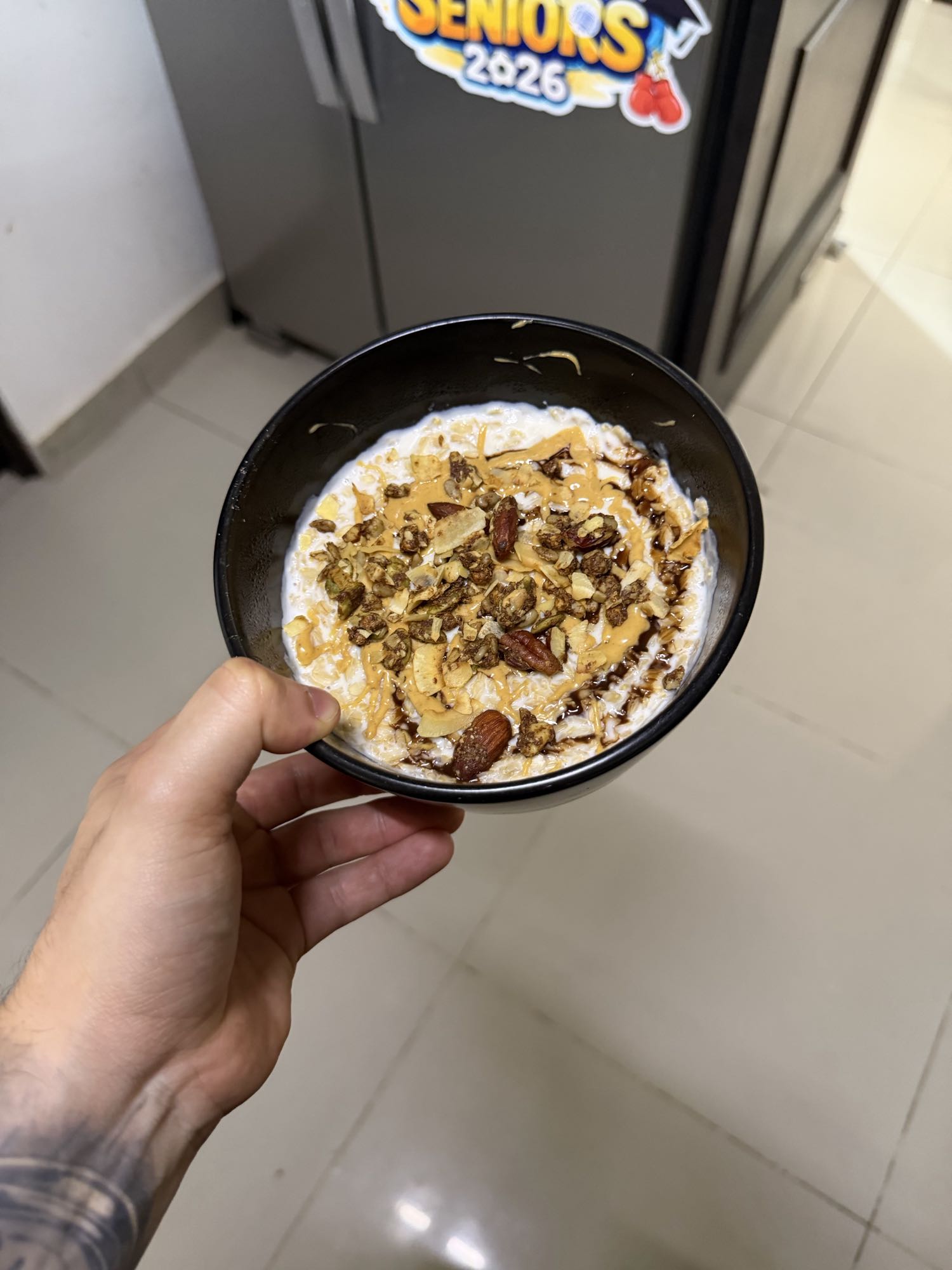 avena con leche, granola y mantequilla de maní