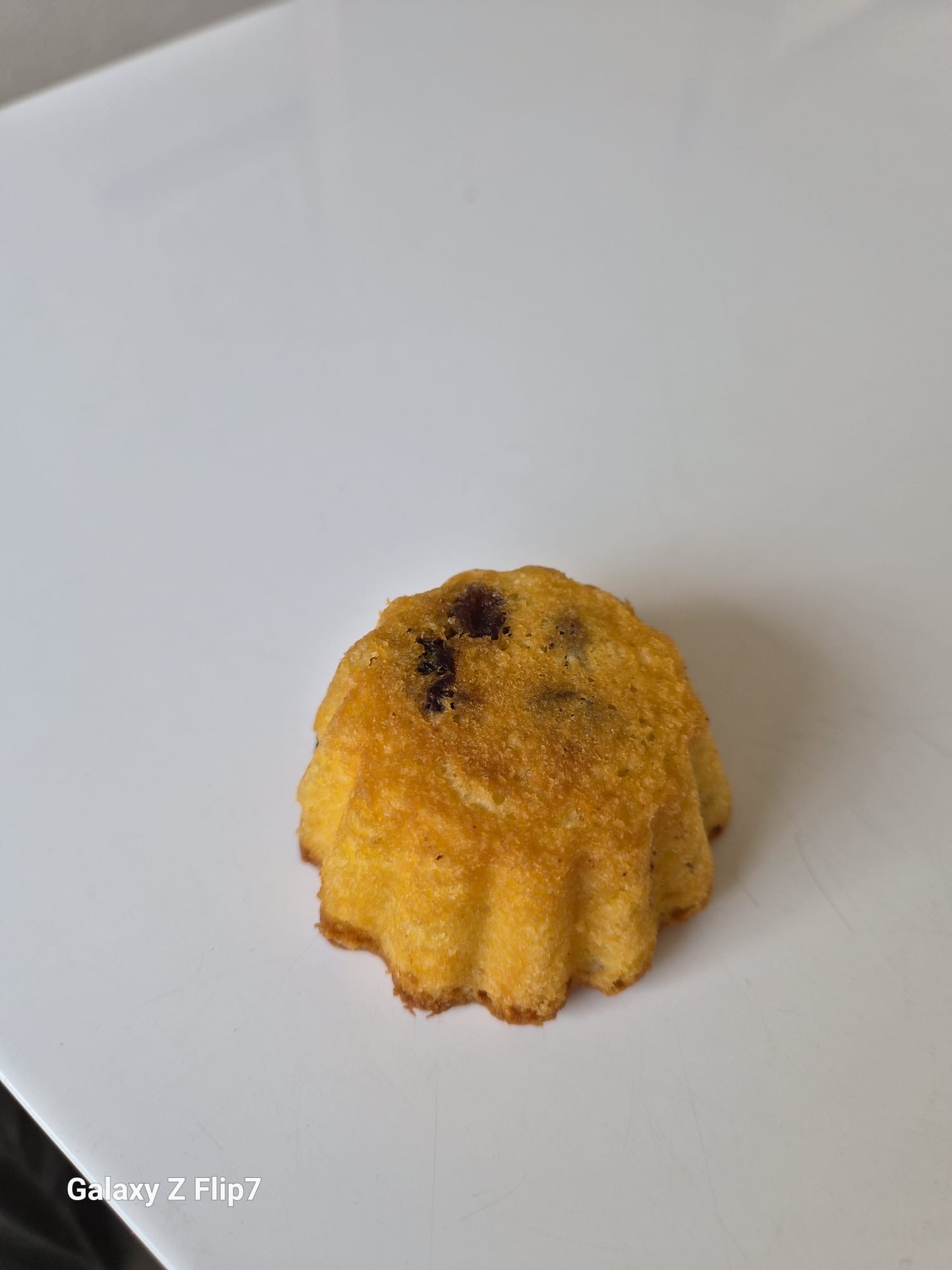 Kleine cake met rozijnen