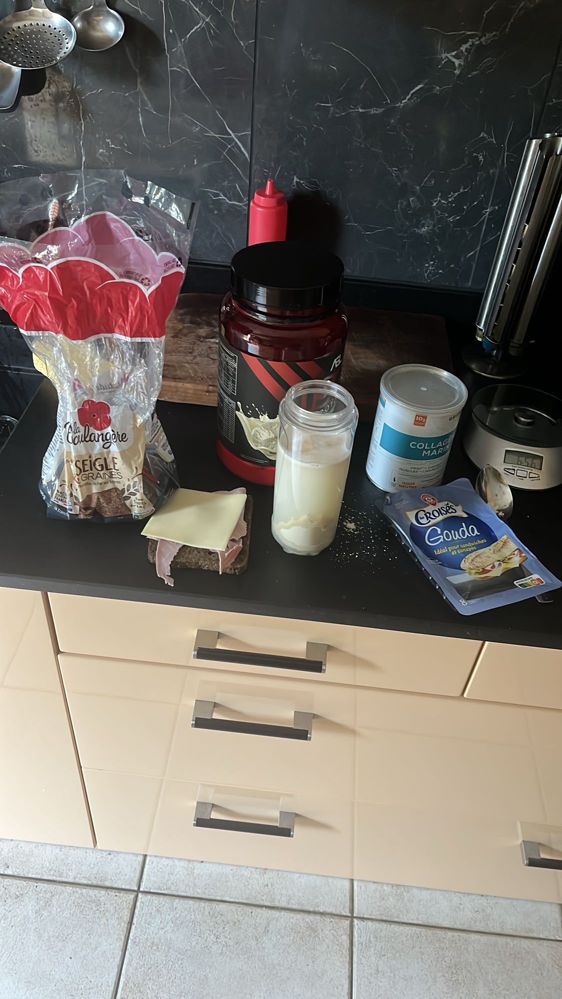 Sándwich con batido
