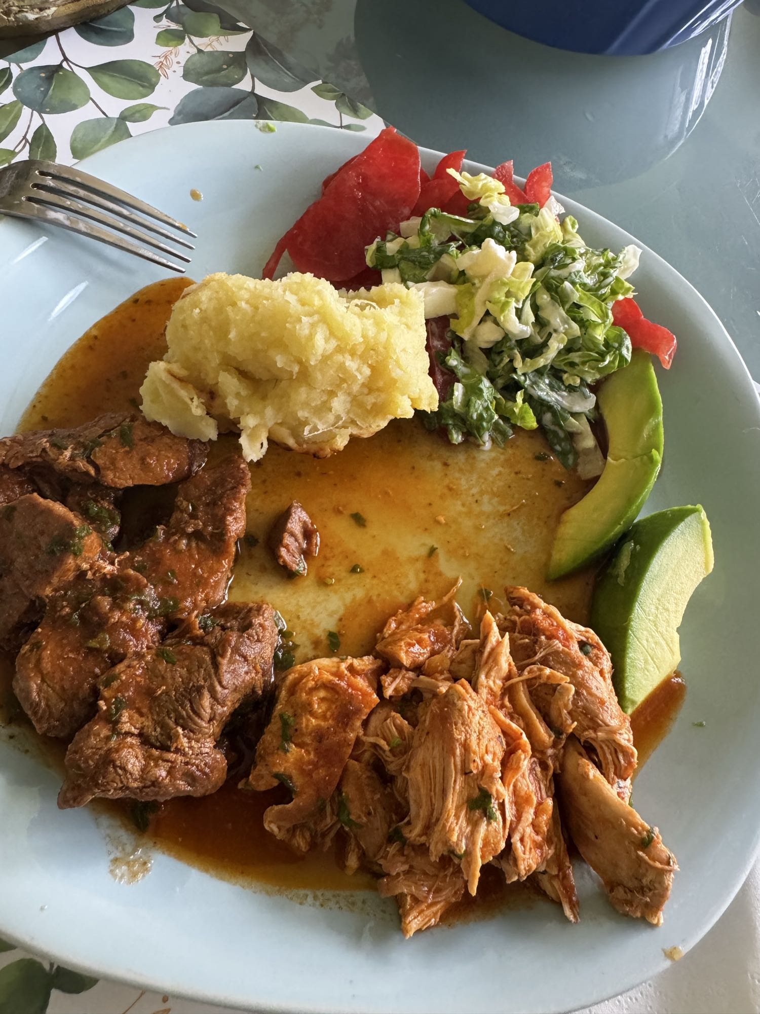 Plato mixto con aguacate