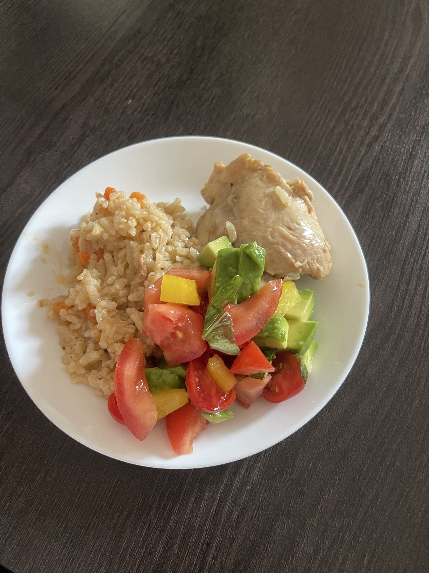 Плов с тушёным бедром и салатом