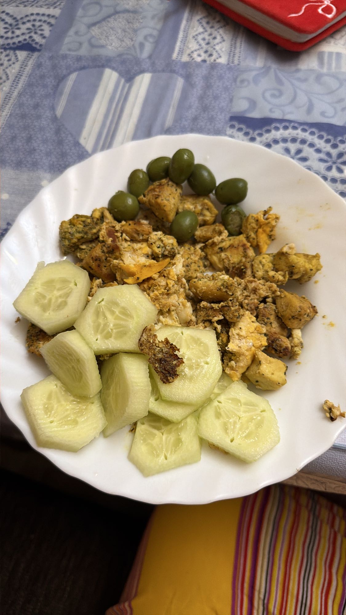Pollo con pepino y aceitunas