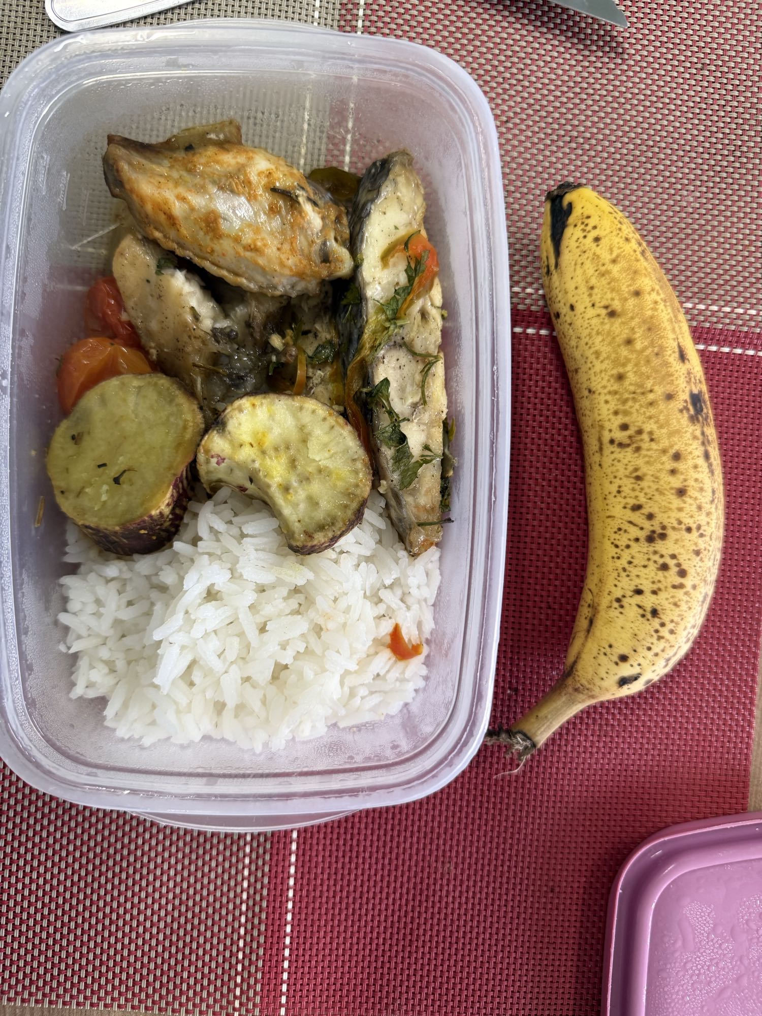 Arroz com peixe e banana