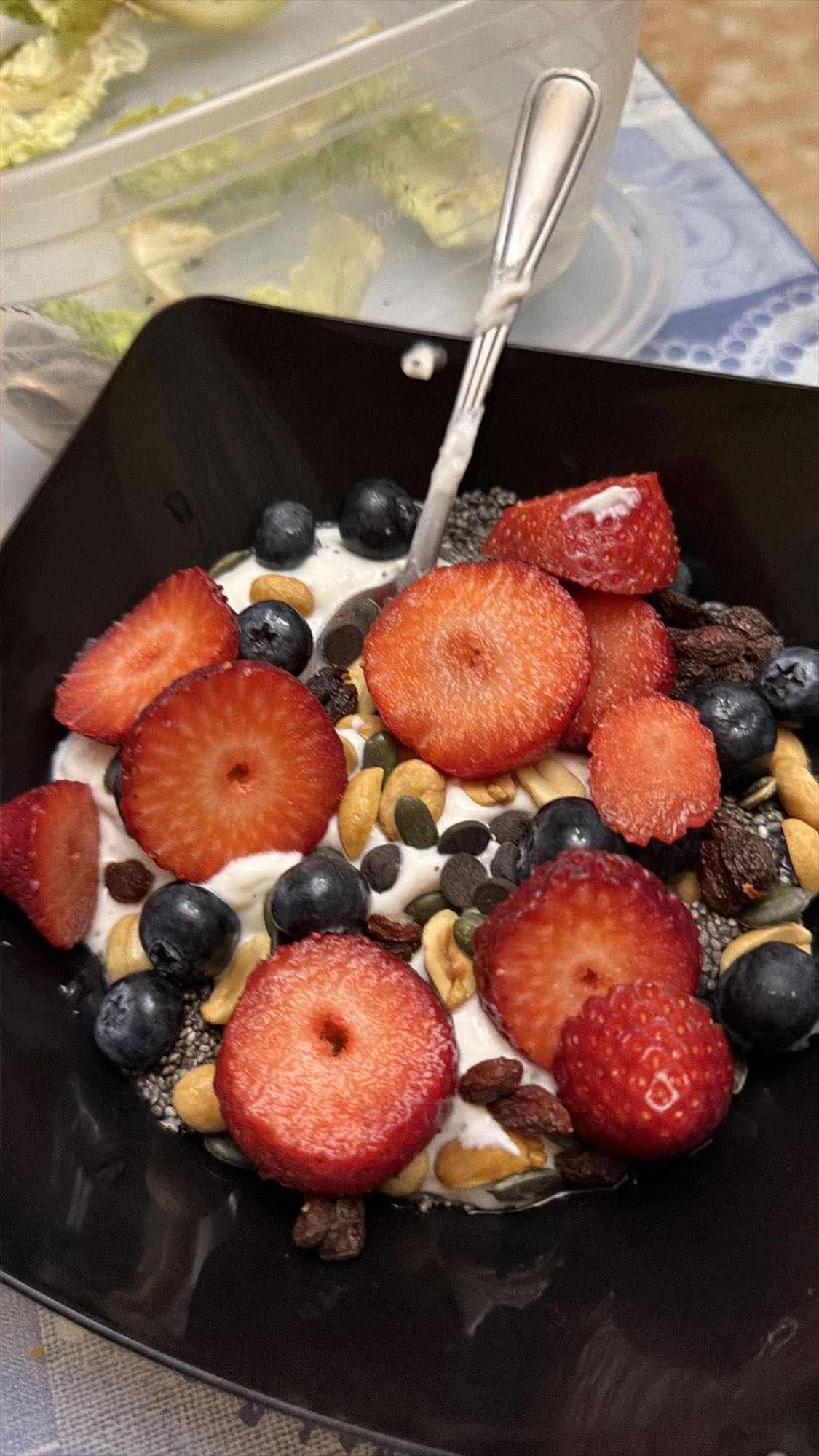 yogur con frutas y semillas