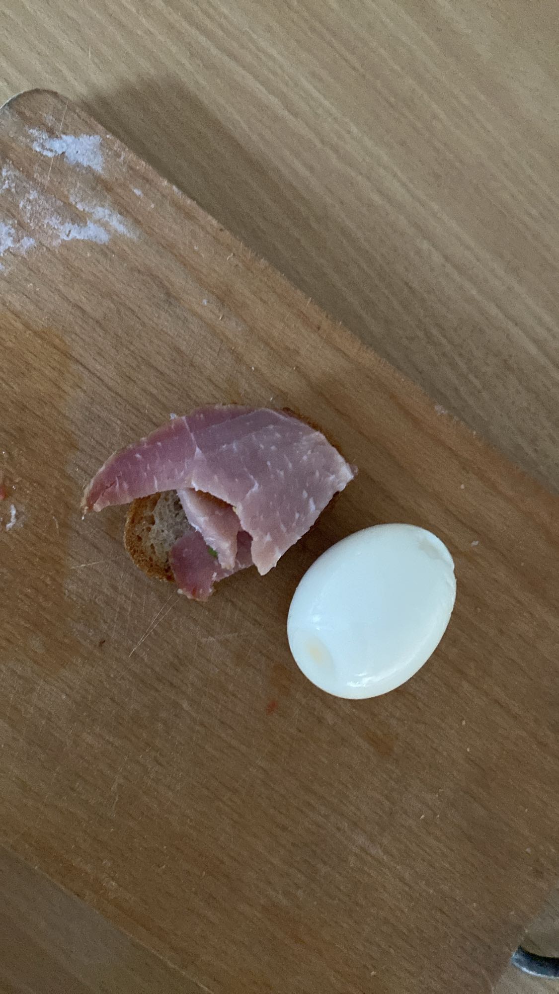 Jajko z szynką i pieczywem