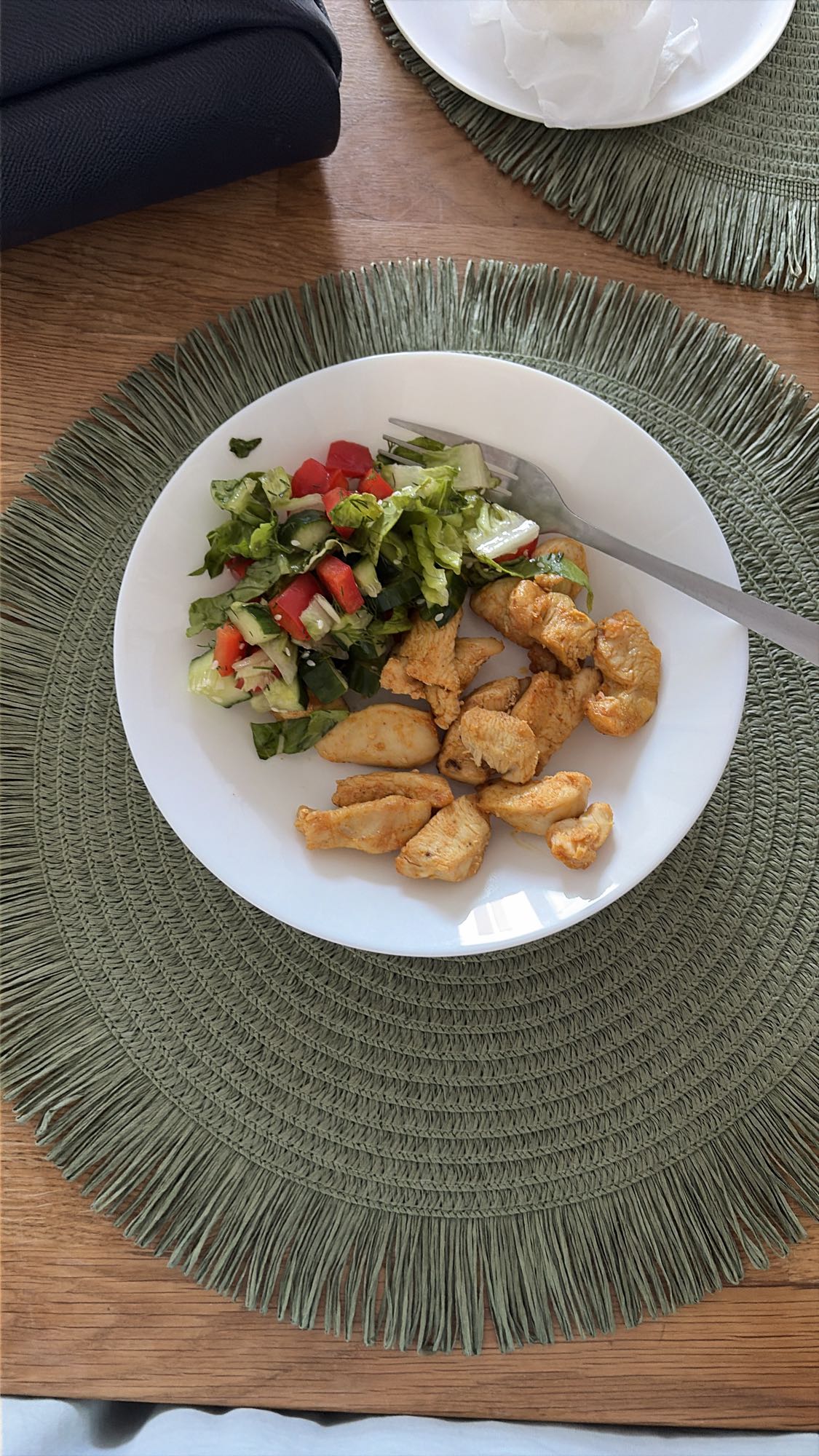 Курица с овощным салатом