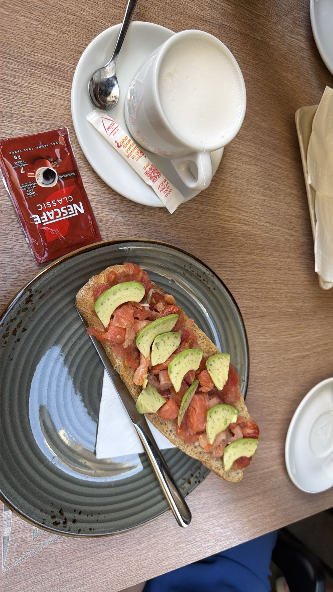 tostada con salmón y café