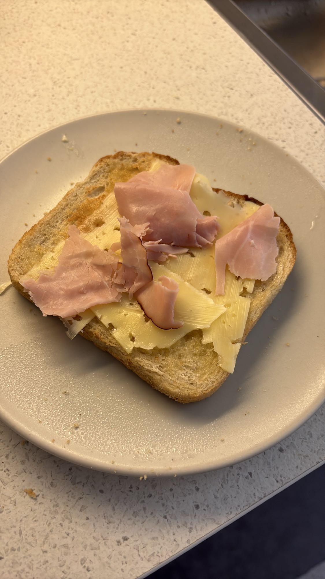 Smörgås med ost och skinka
