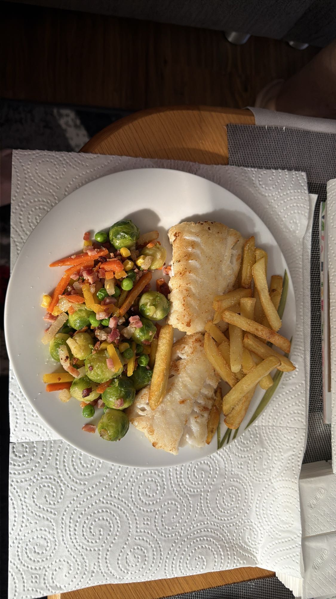 Fisch mit Pommes Gemüse