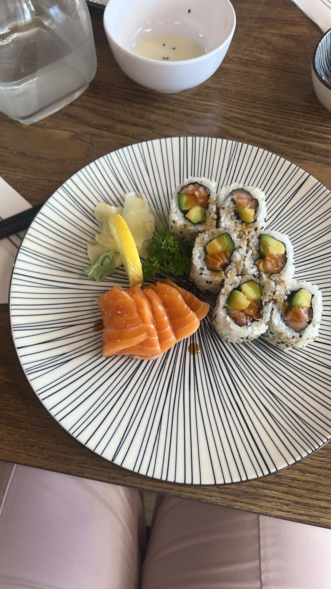 Sushi saumon avocat