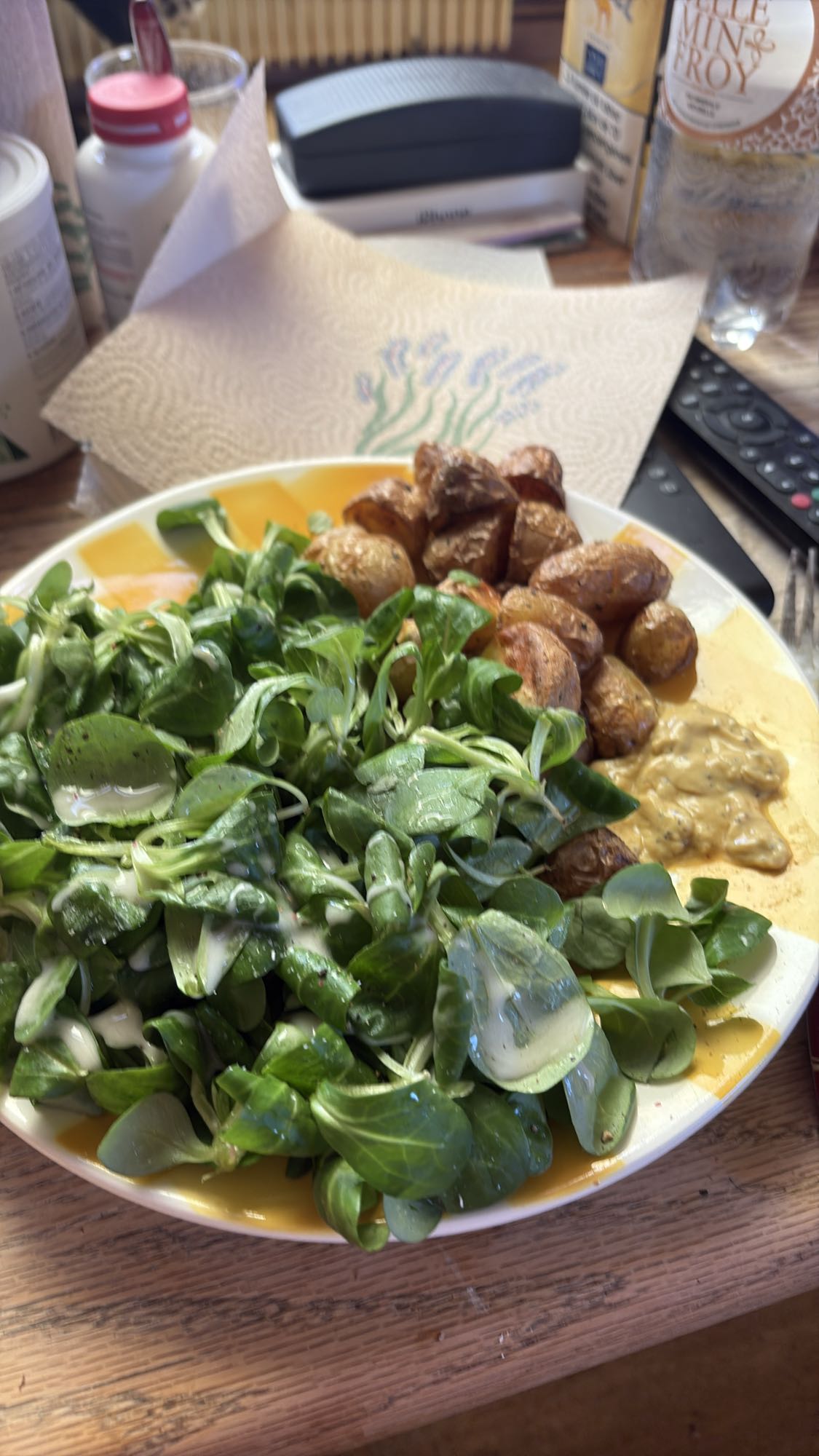 Salade et pommes rôties