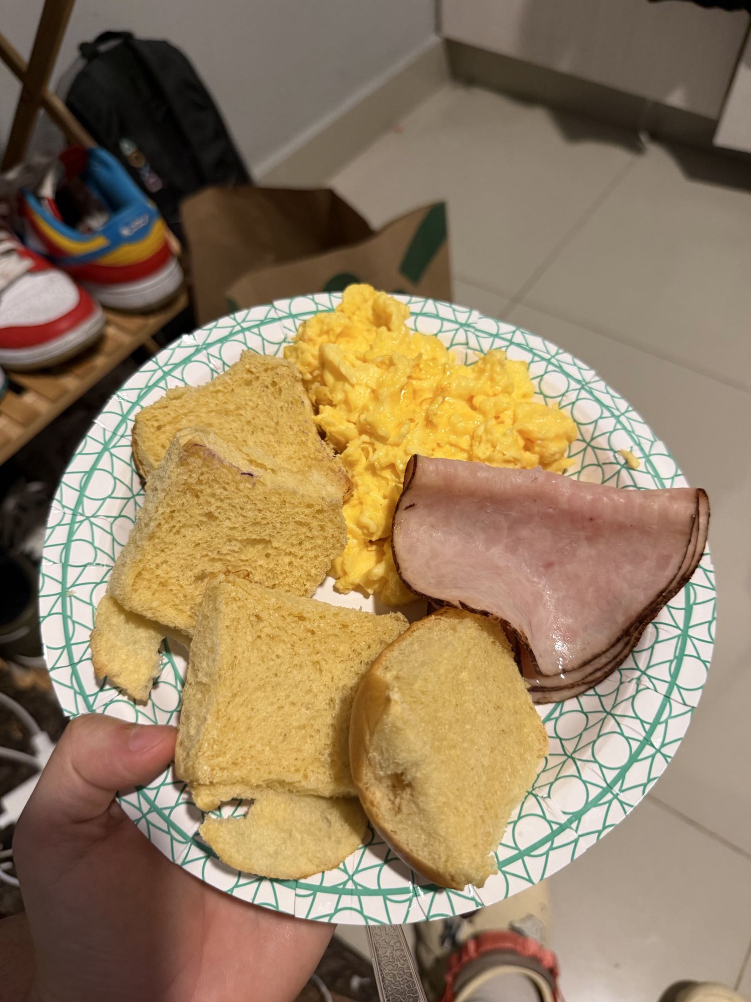 huevos revueltos con queso, pan y jamón de pavo
