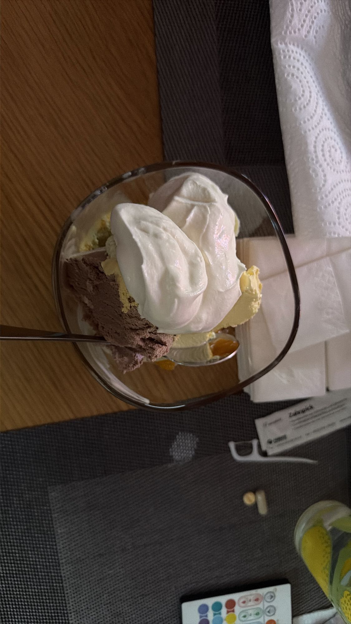 Eisbecher mit Sahne