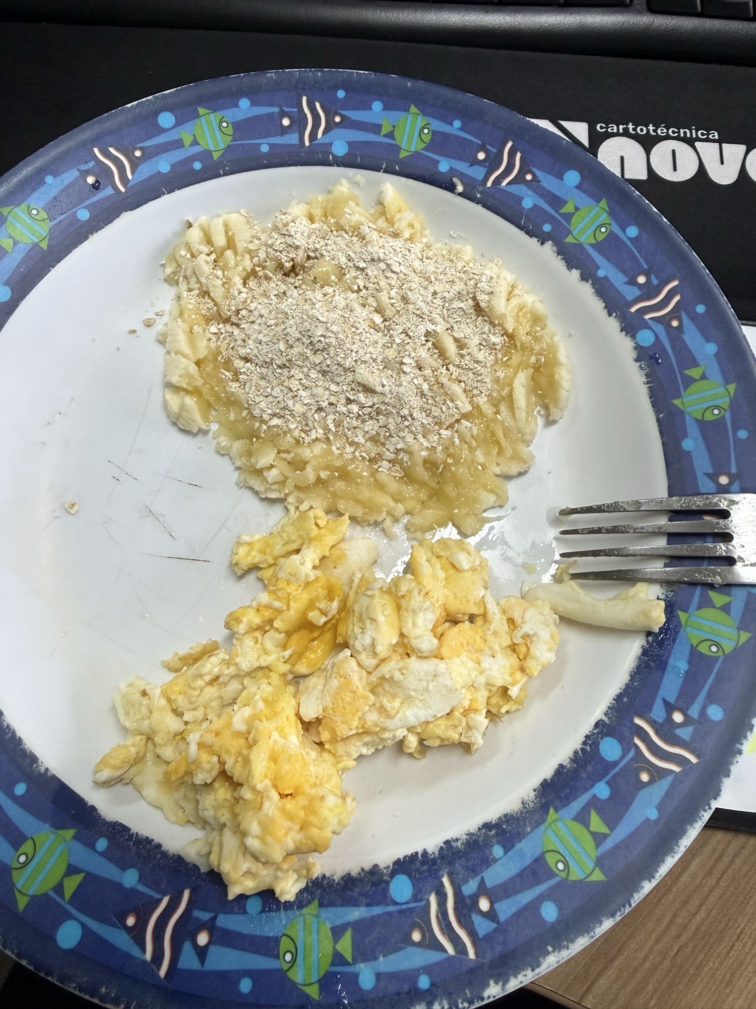 Ovos com banana e aveia