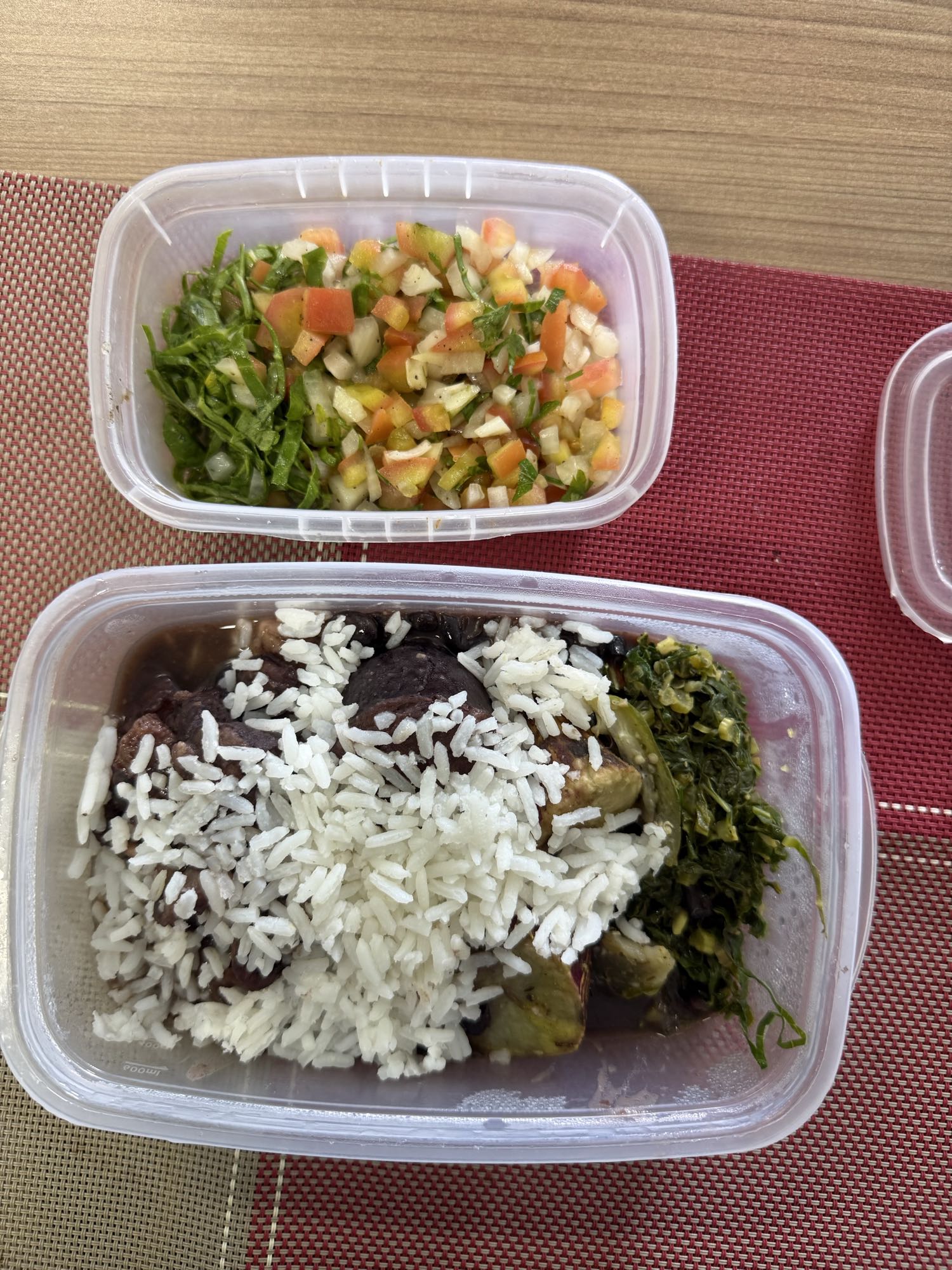 Arroz, feijão e salada