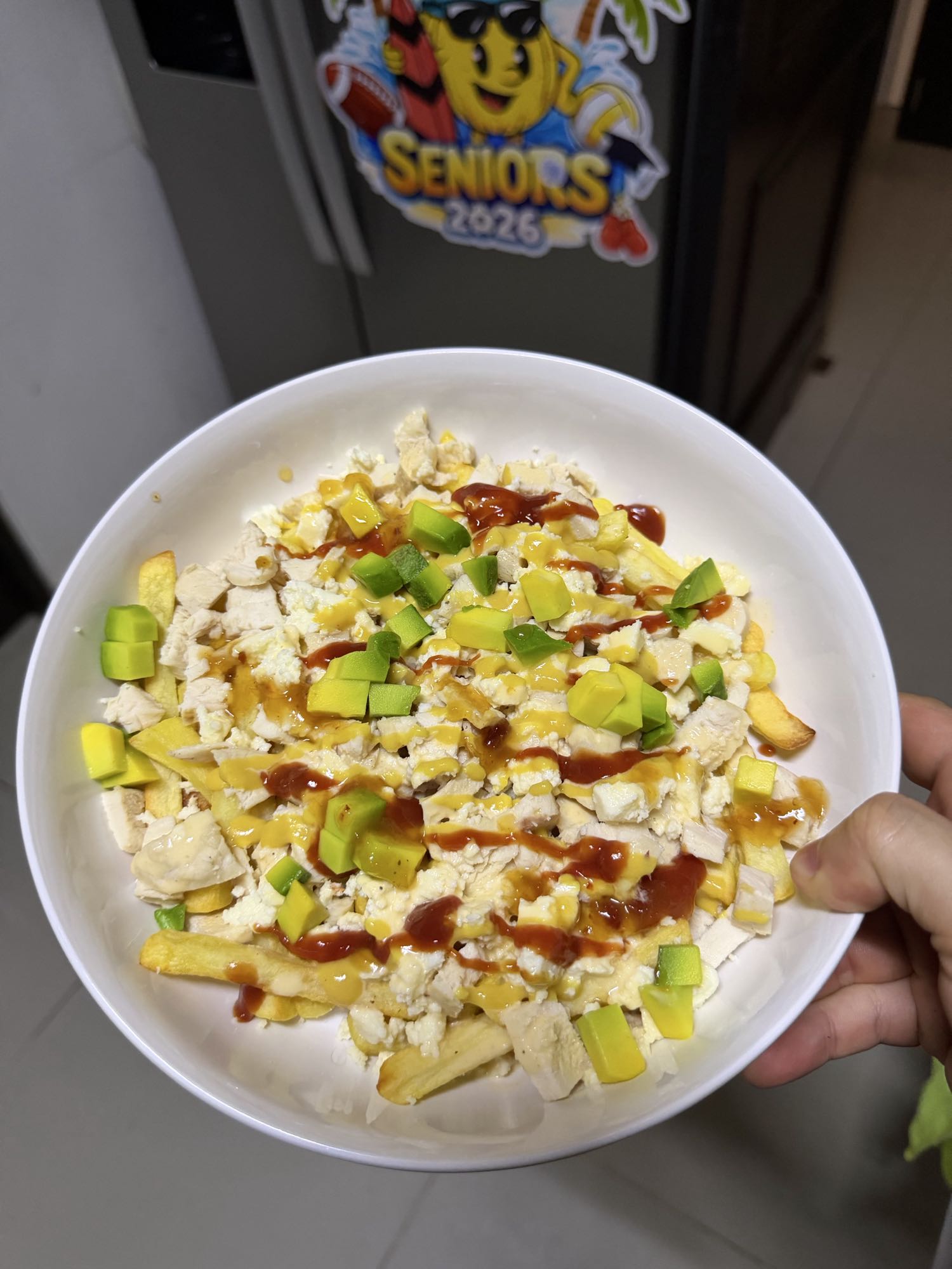 papitas asadas con pollo, queso y salsas