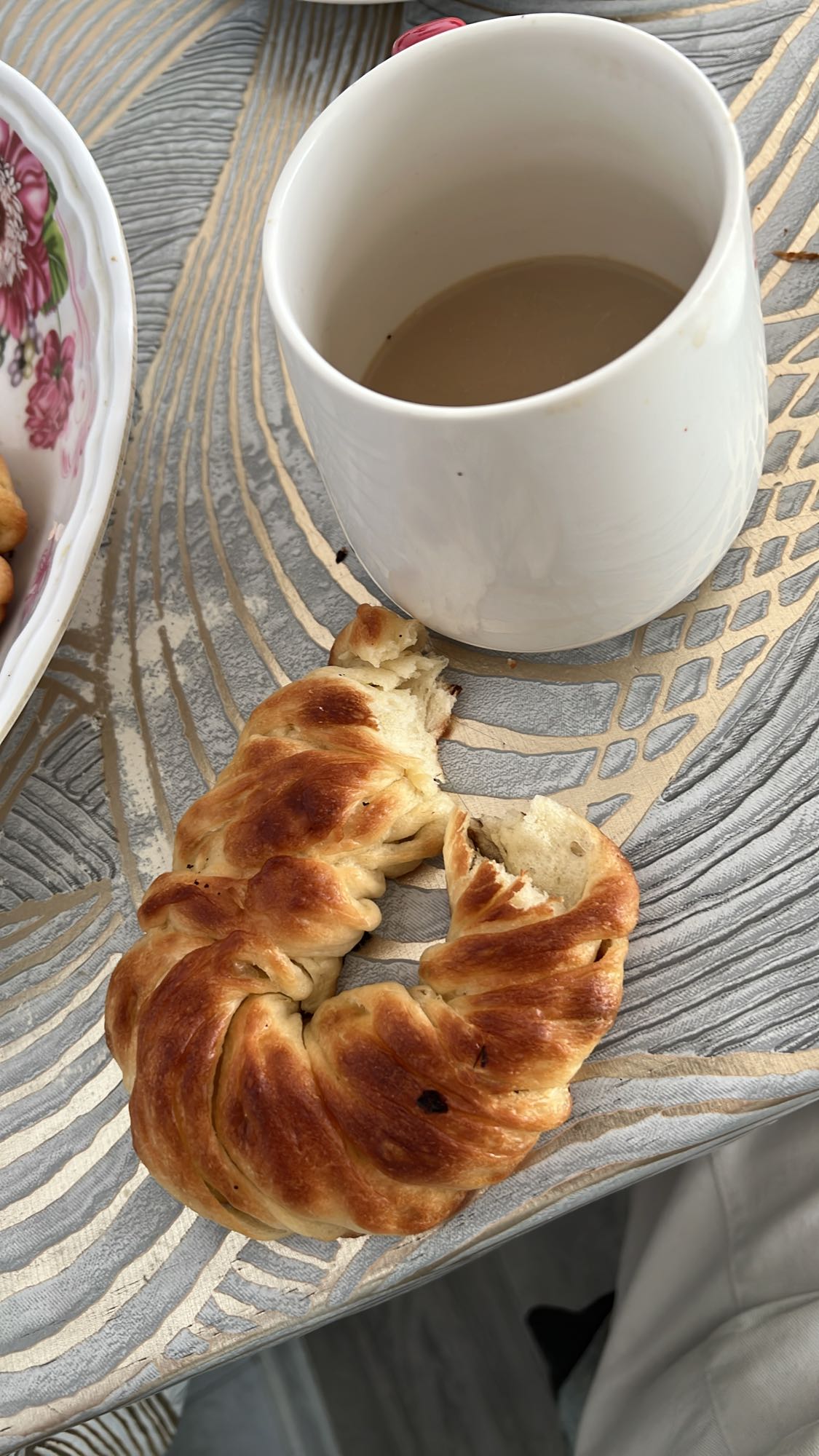 Сладкая булочка и чай