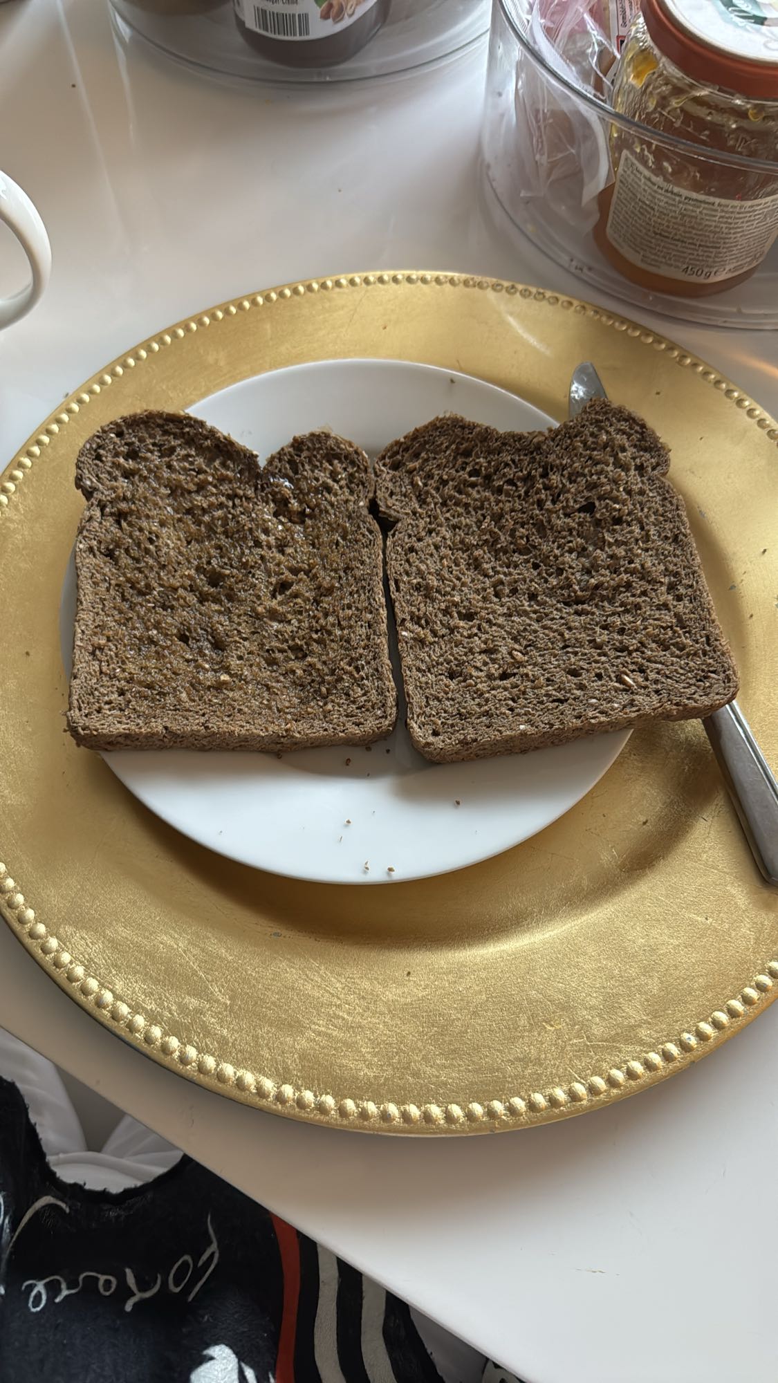 Twee sneetjes bruin brood
