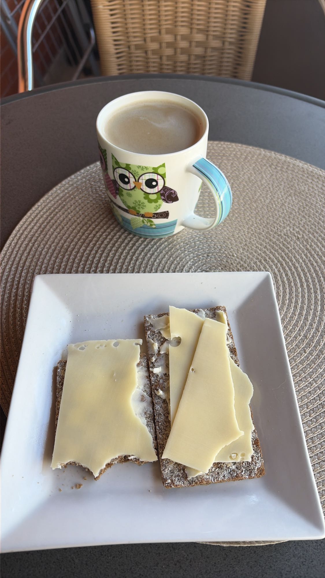 café con pan crujiente