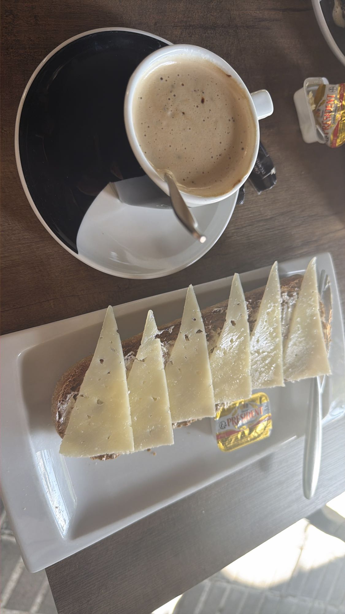 tostada con queso y café