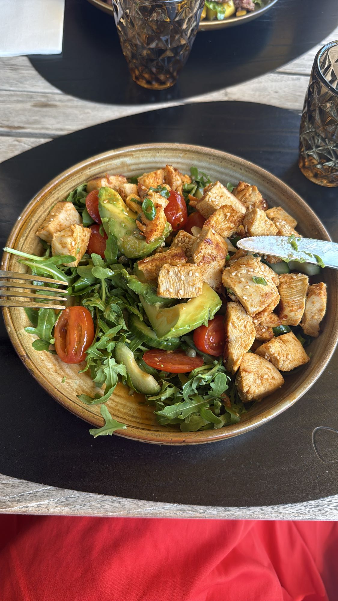 Kipsalade met avocado