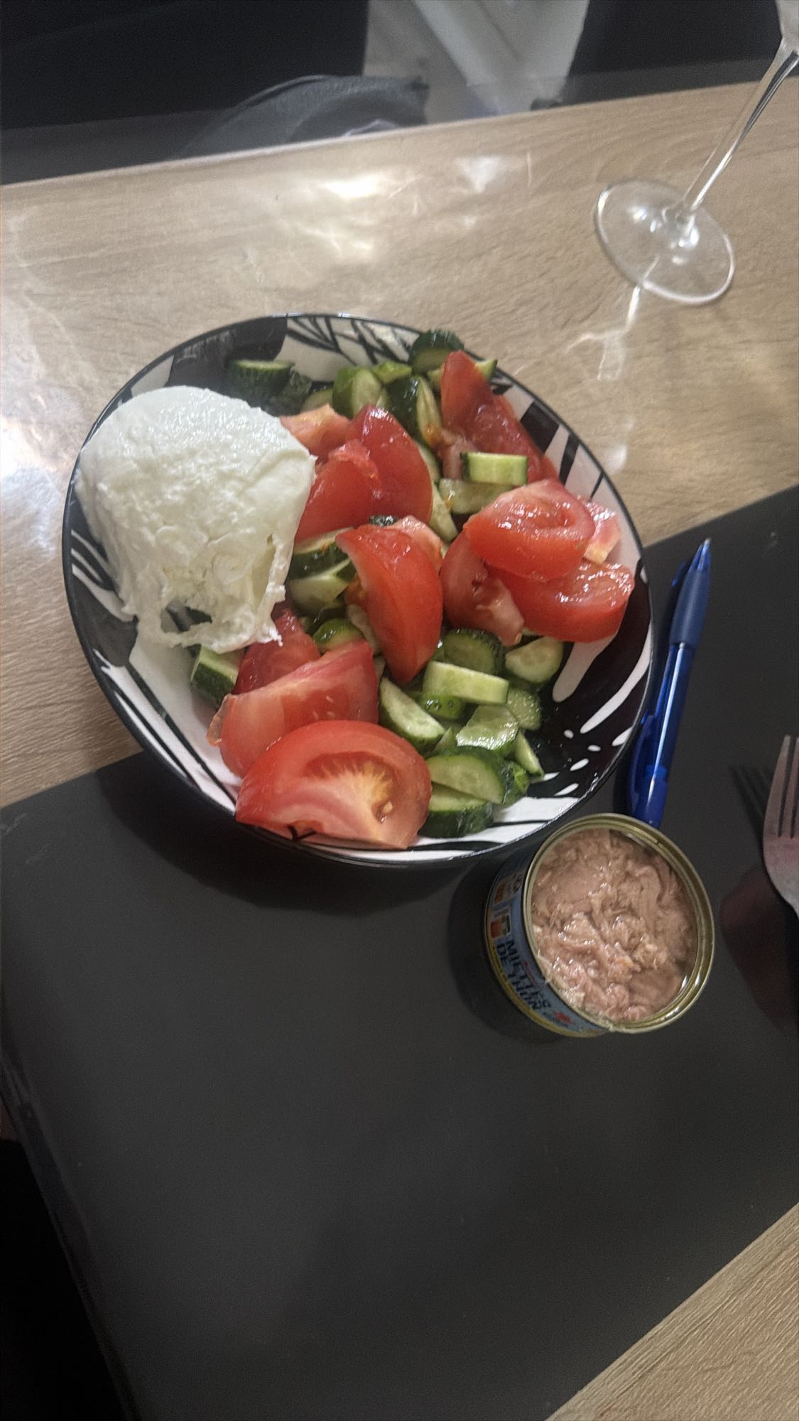 Salată cu ton și brânză