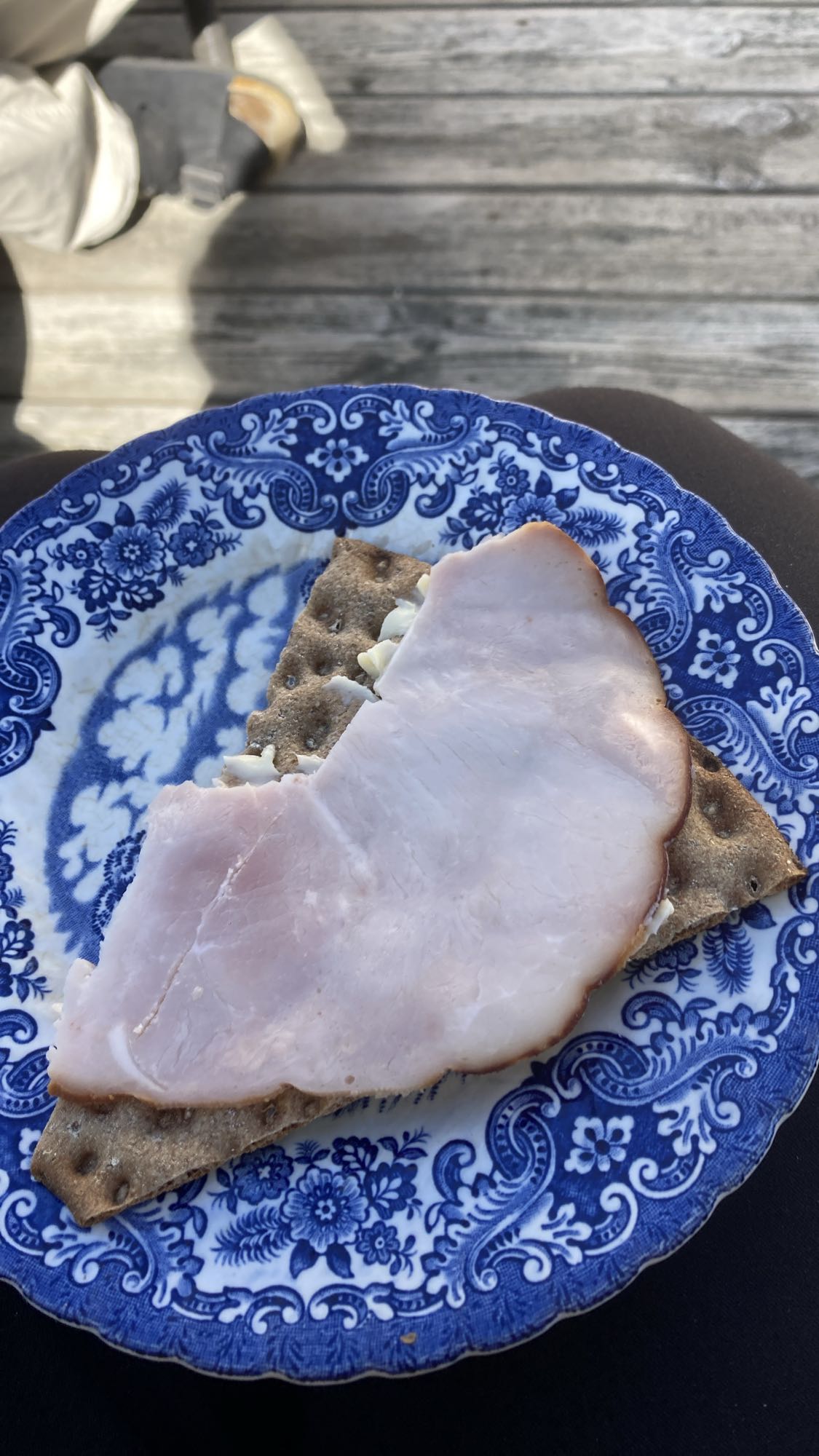 Knäckebröd med skinka