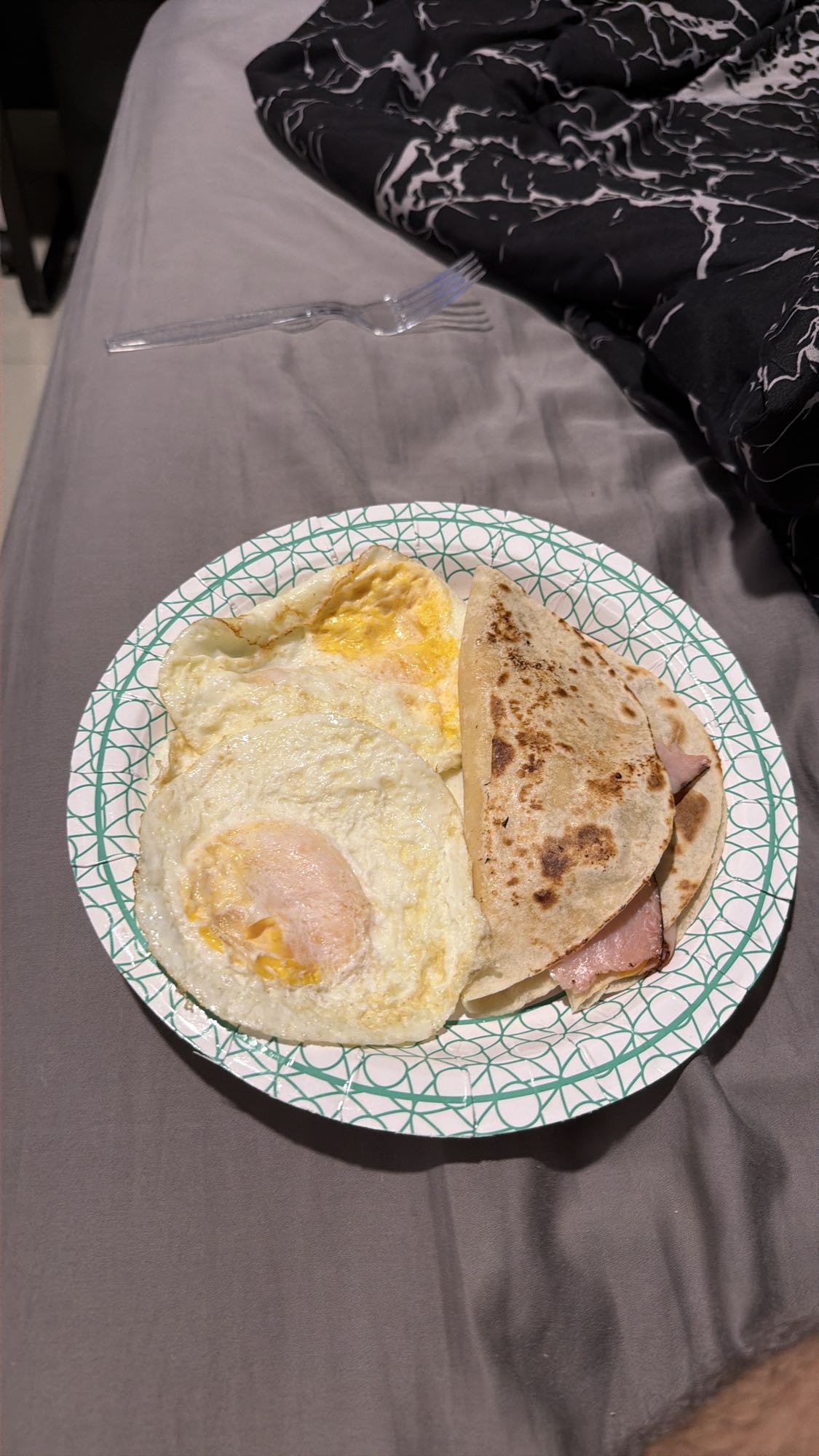 3 huevos sin aceite con 2 quesadillas de tortilla light y jamón de pavo