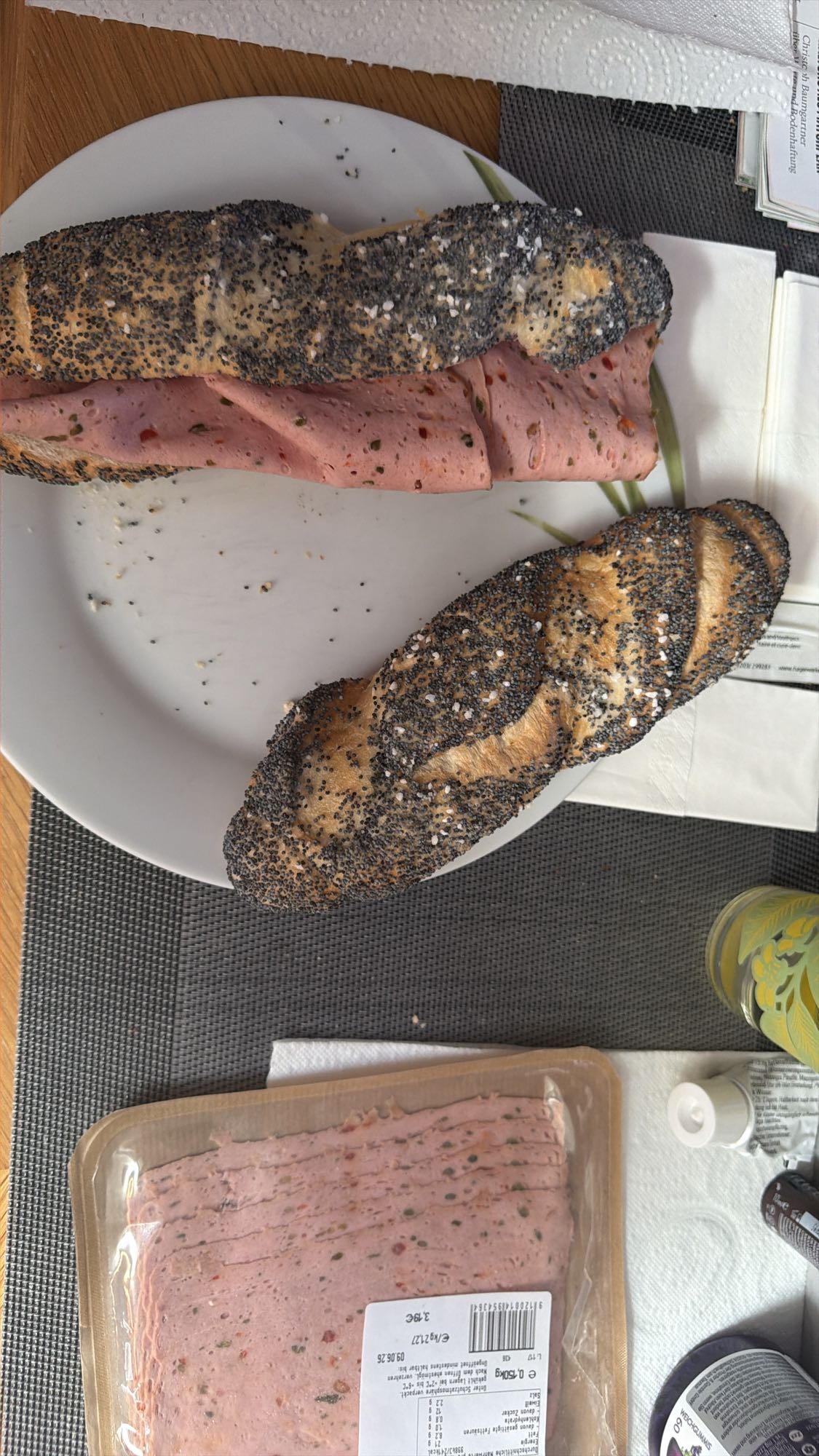 Mohnstangerl mit Wurst