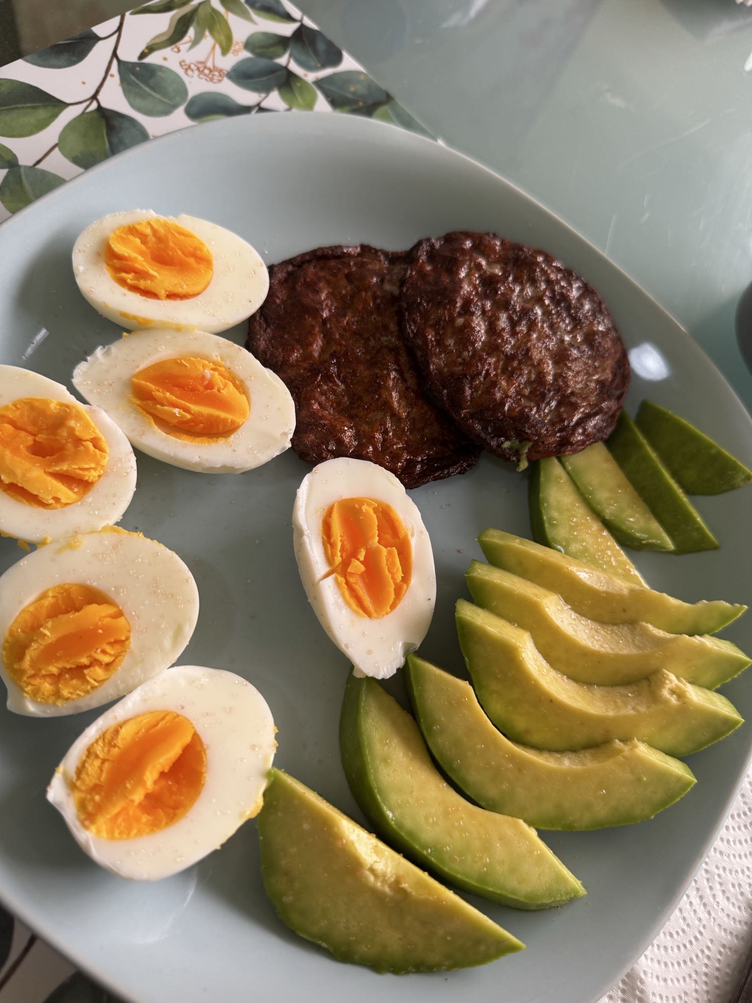huevos con aguacate y carne