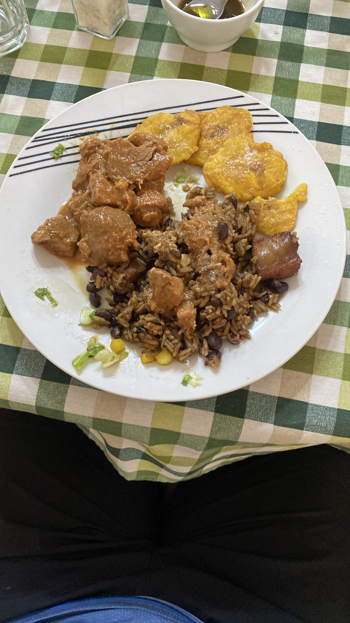 Arroz con carne y tostones