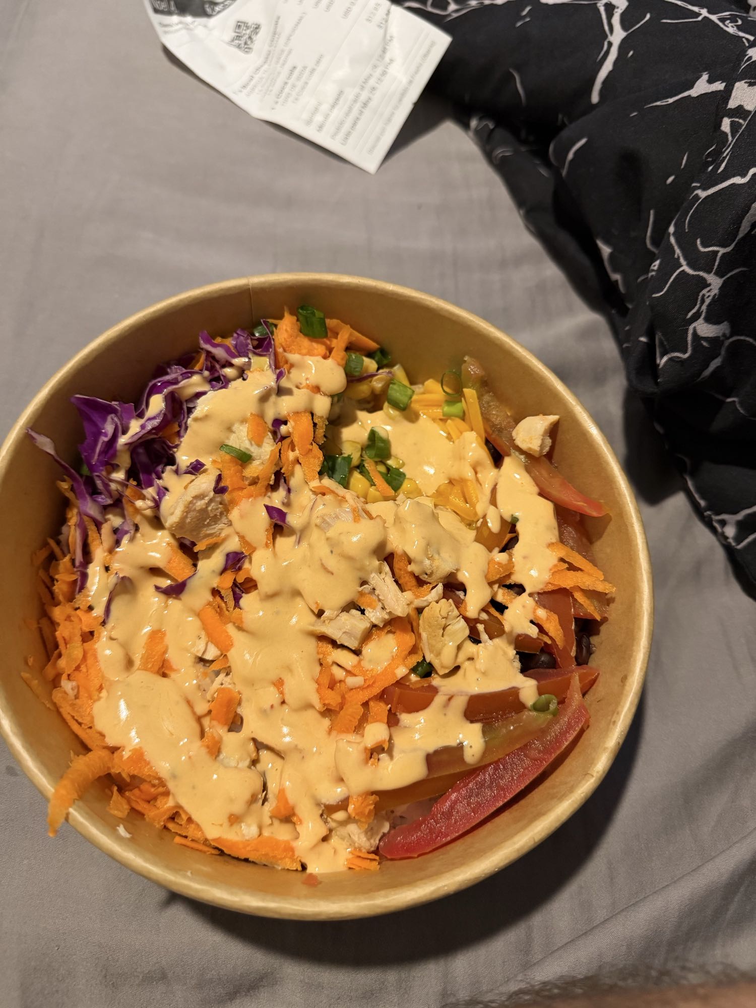 bowl con arroz jazmín, pollo y frijoles