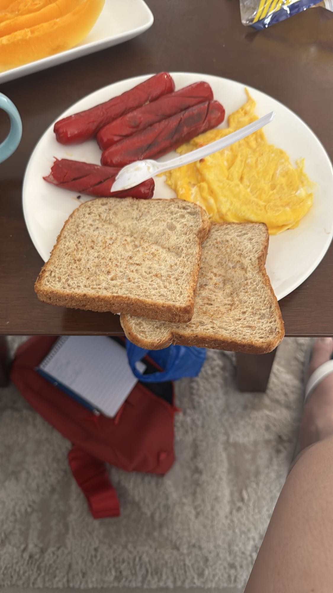 Korv med äggröra och bröd