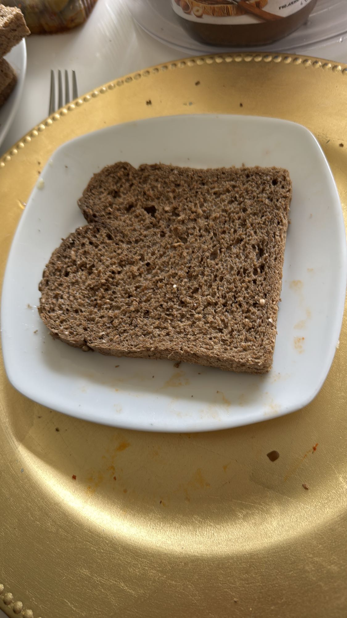 Twee sneetjes roggebrood