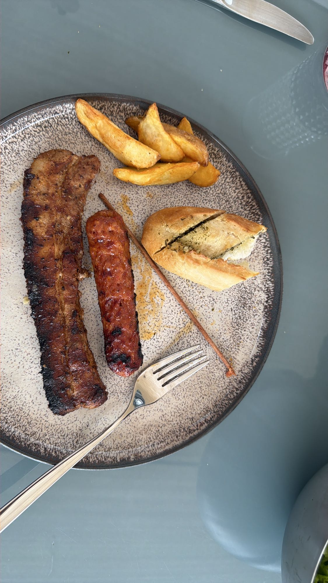Grillteller mit Brot