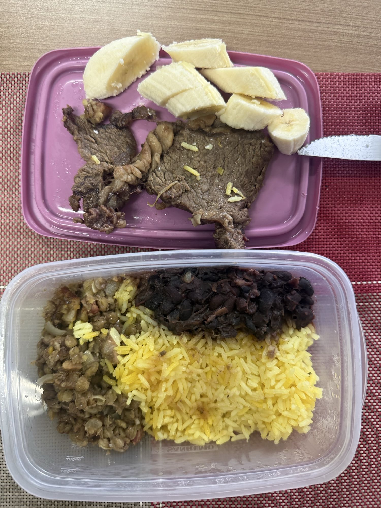 Bife com arroz e banana