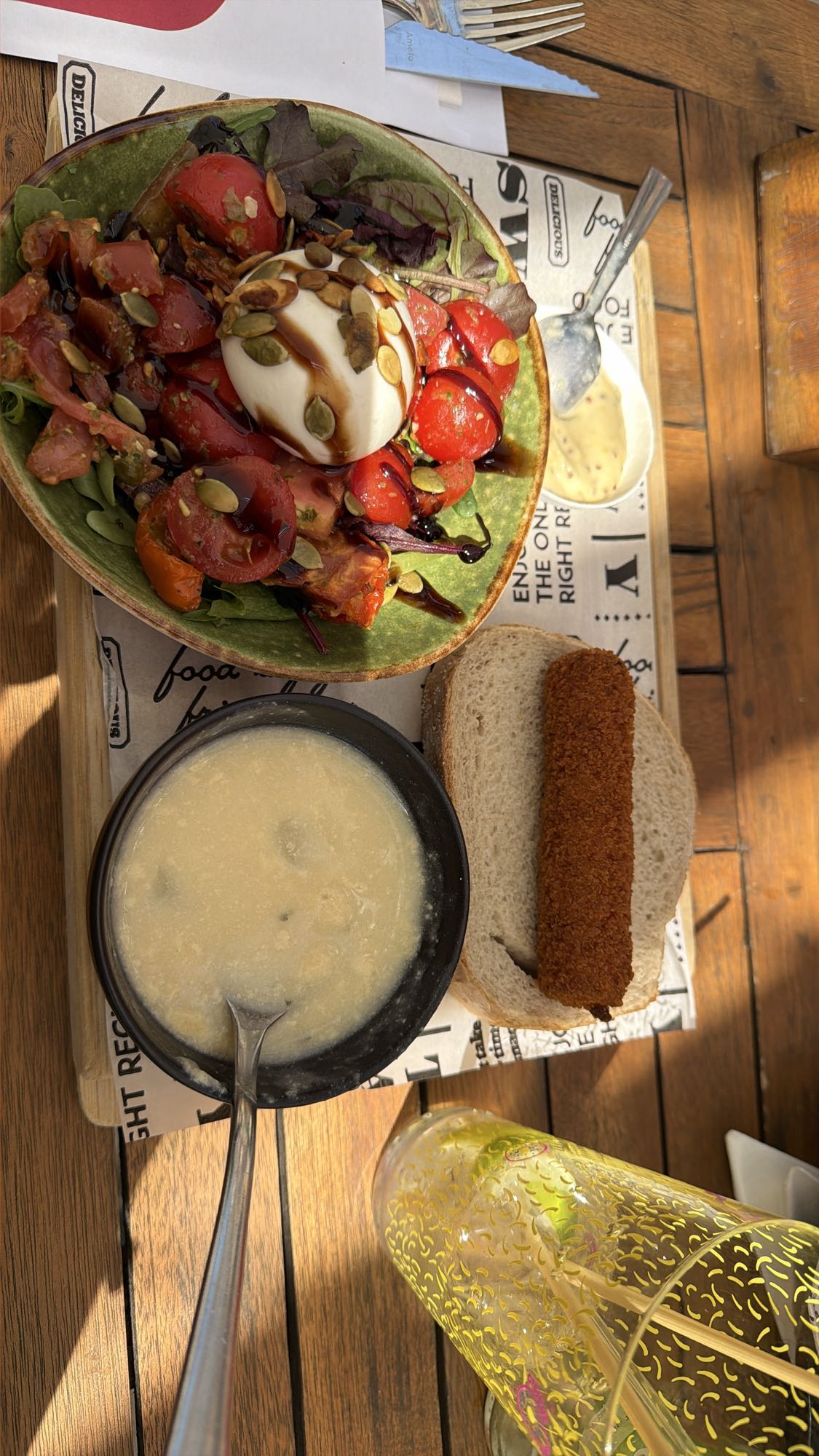 Salade met soep en brood