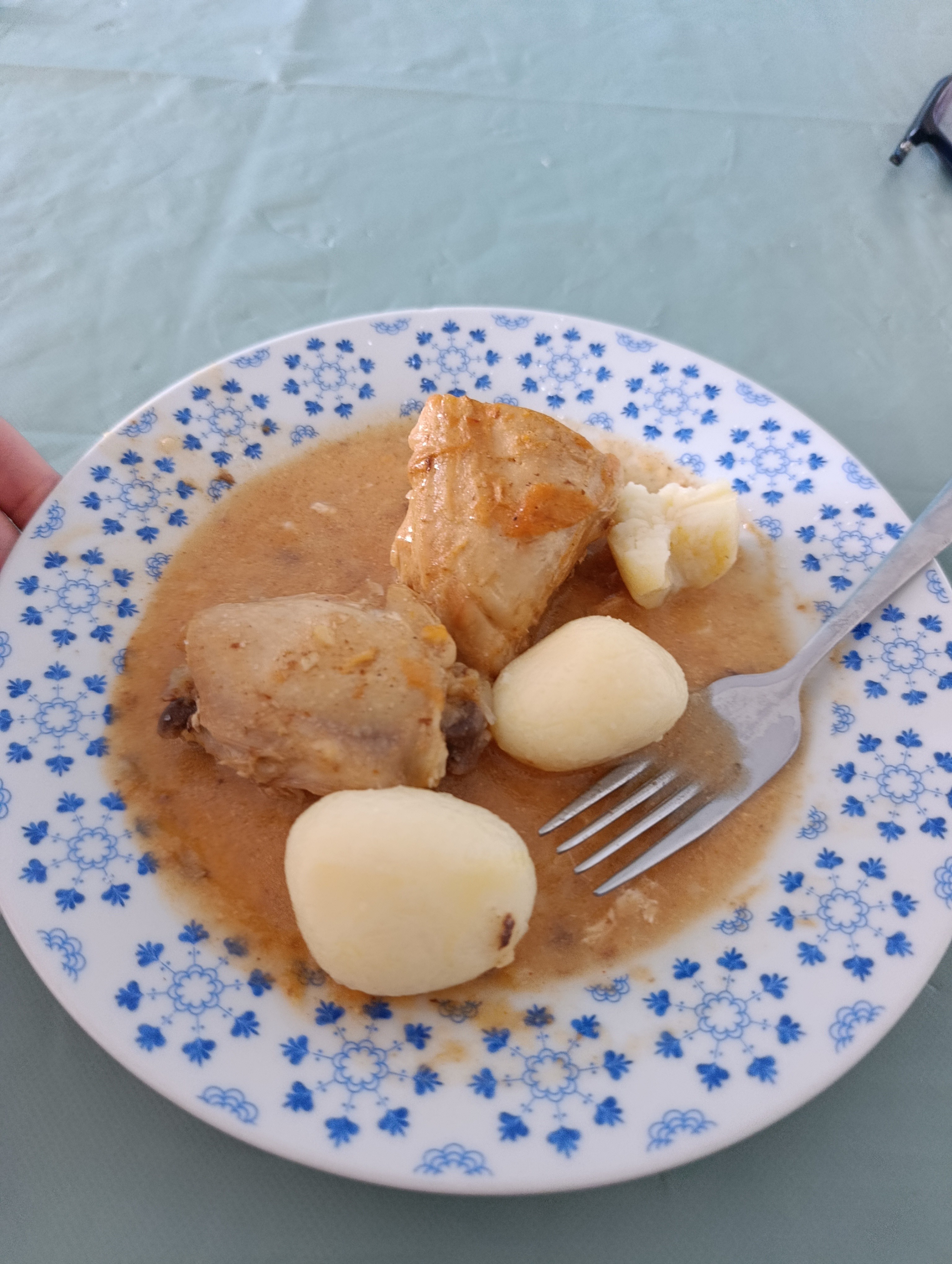 pollo con papas en salsa