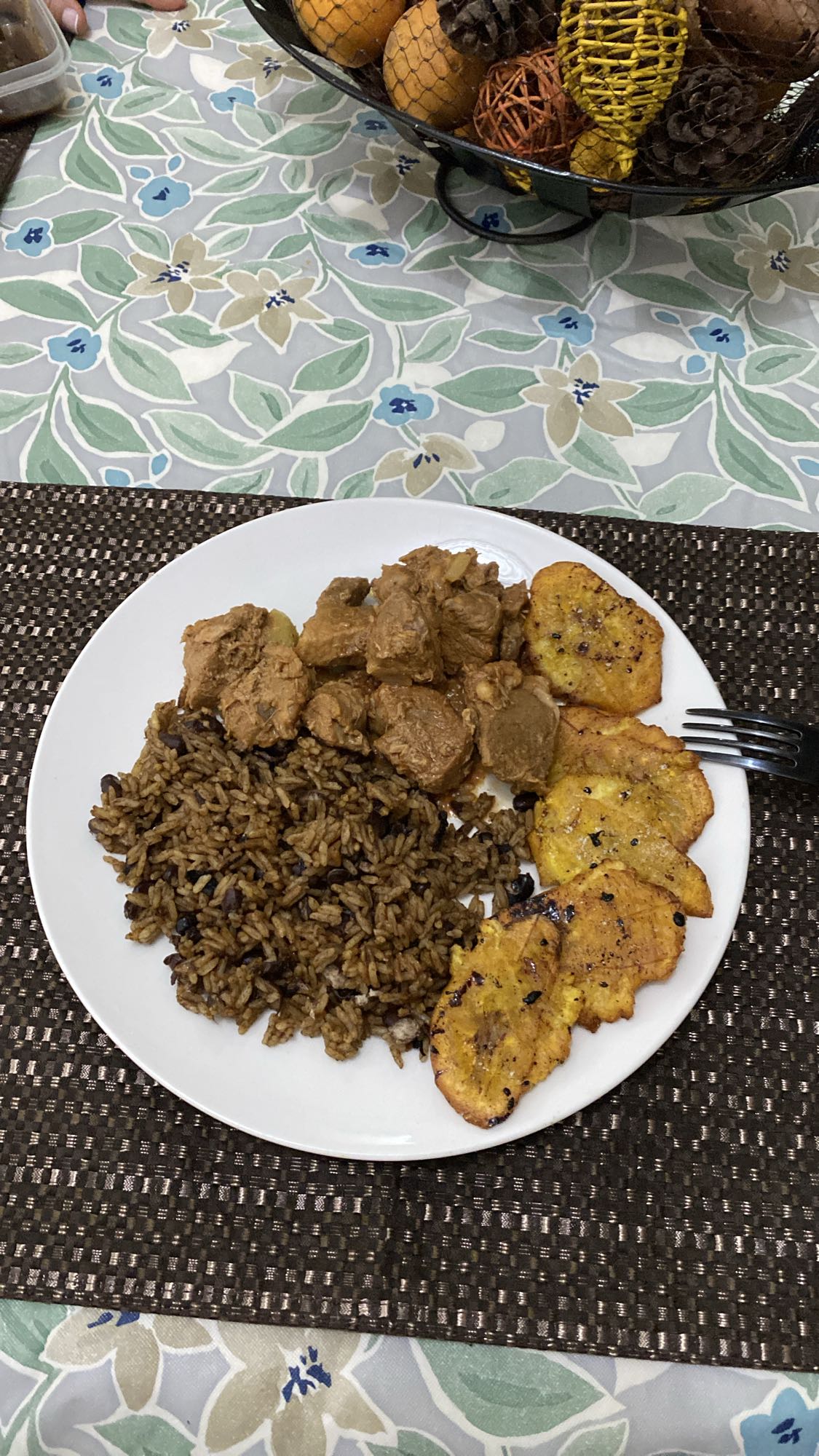 arroz con carne y tostones