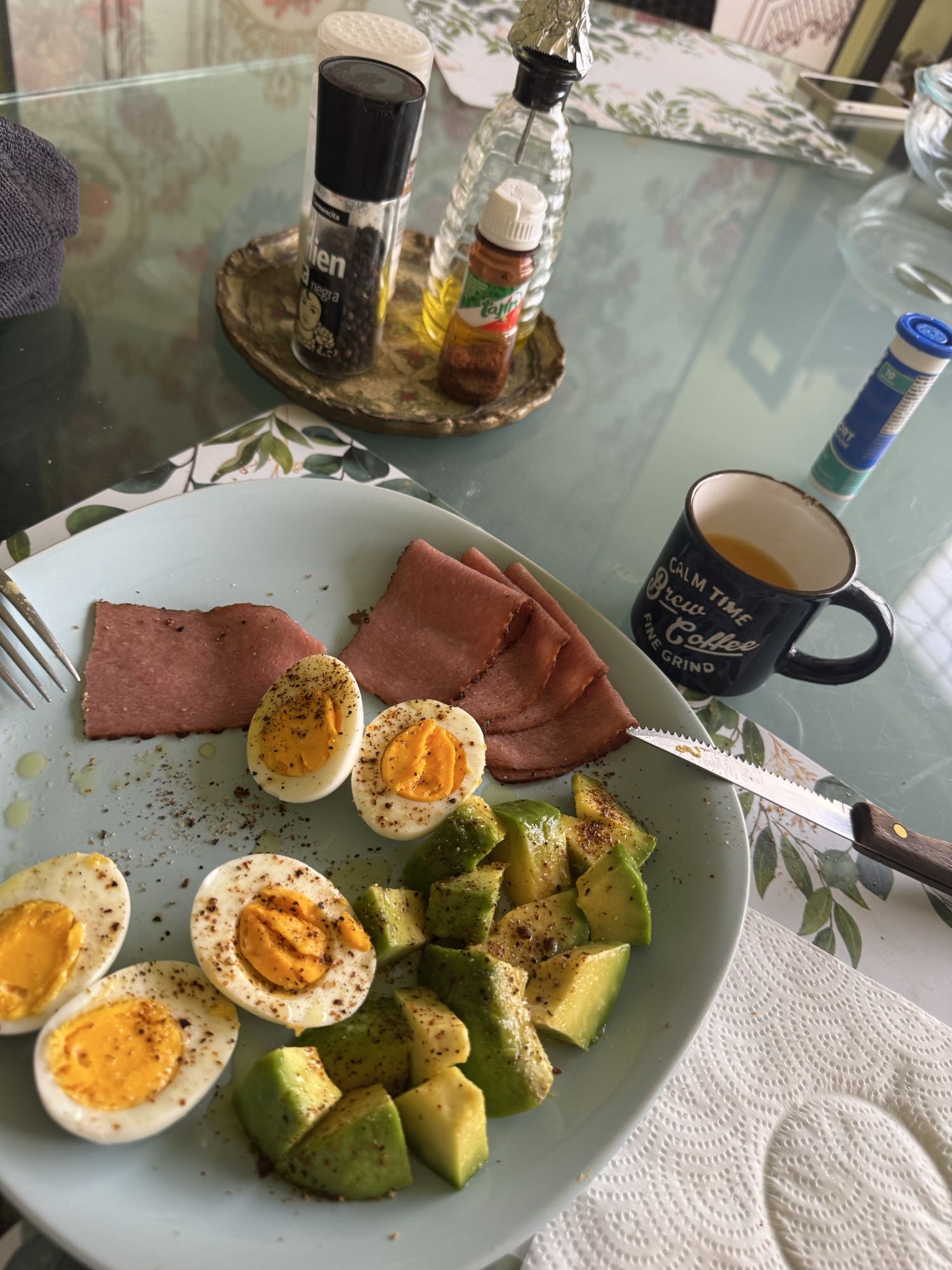 huevos con aguacate y jamon