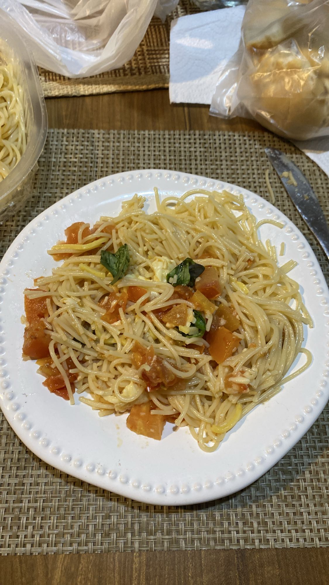 espagueti con tomate y camarones