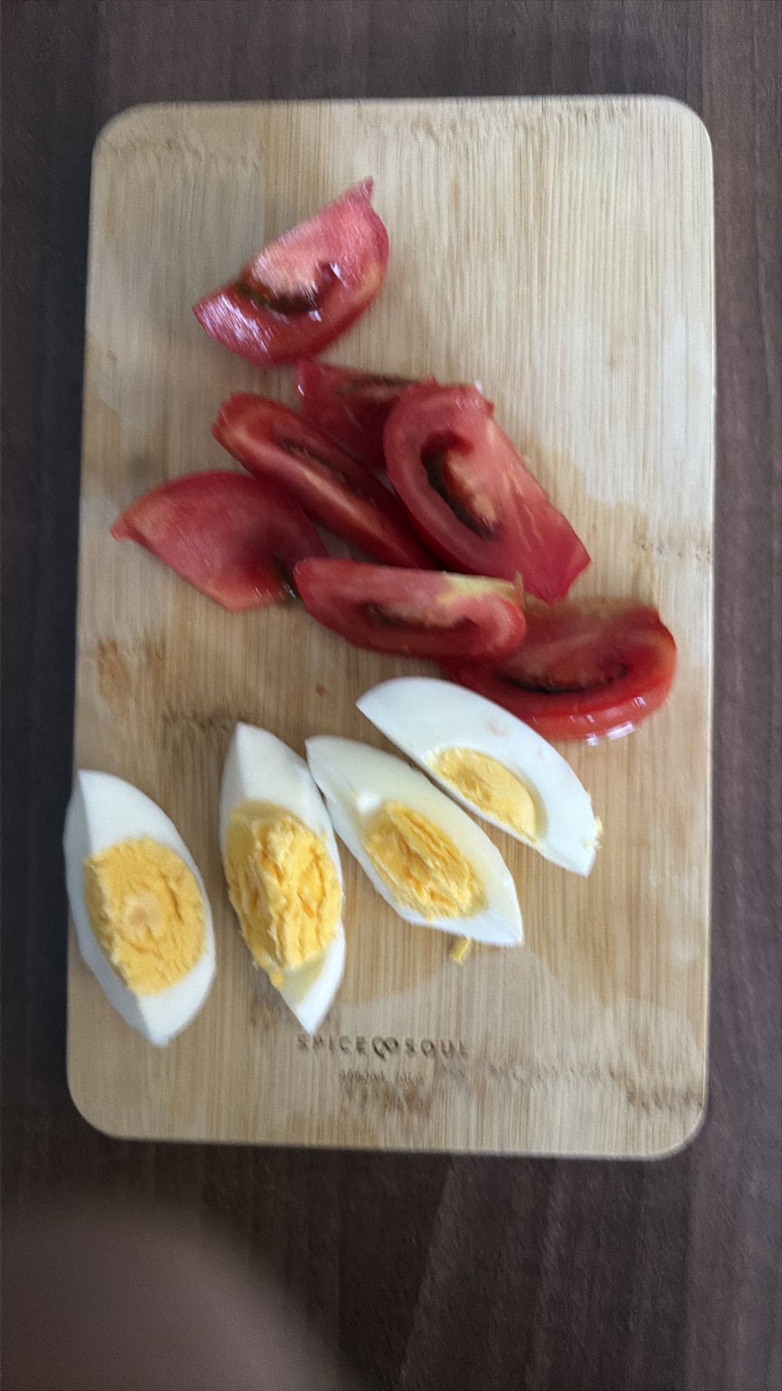 Ou fiert cu roșii