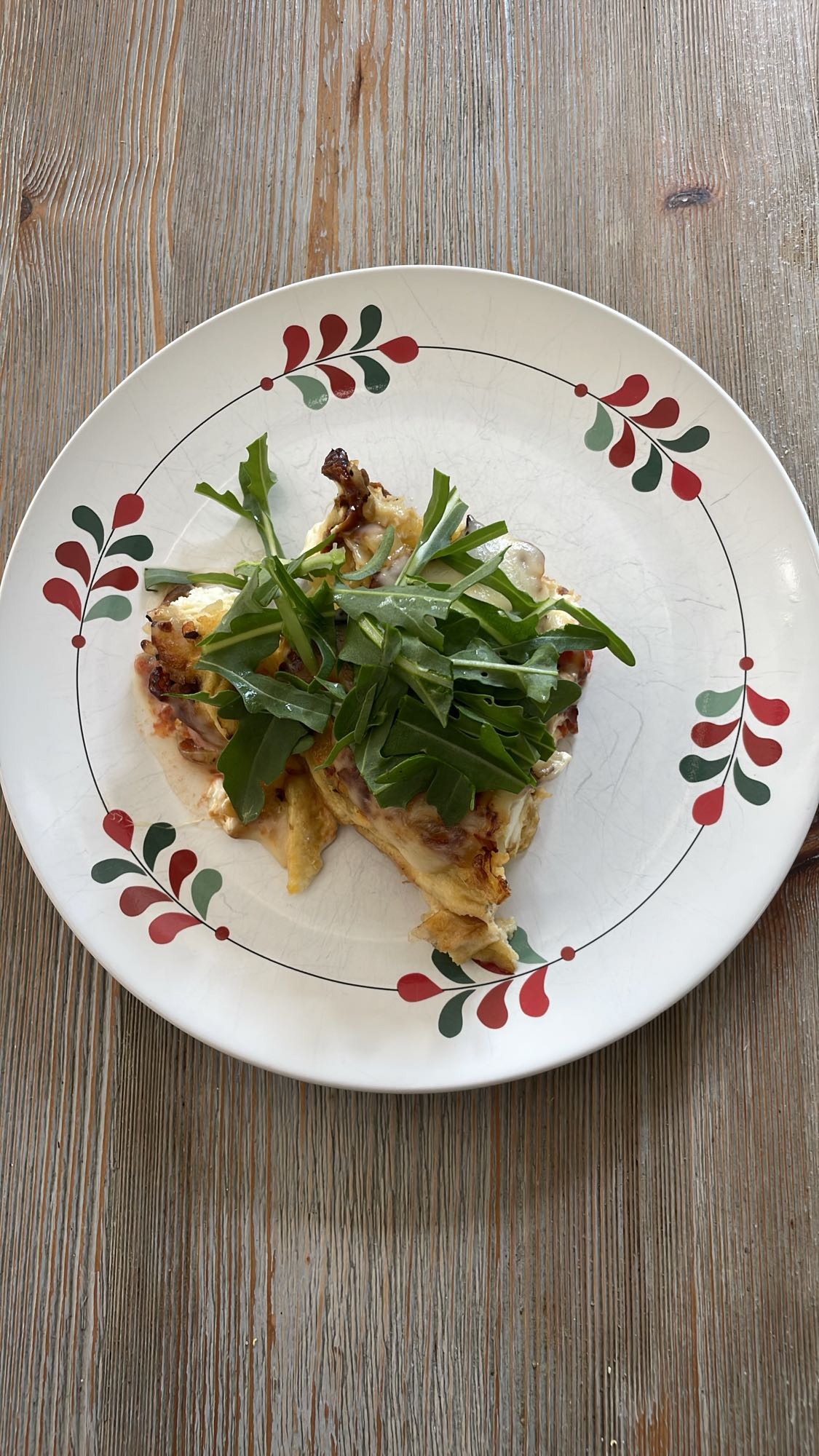 Frittata z ziemniakami, cebulą, suszonymi pomidorami, fetą, serem Edam i rukolą oraz sok pomarańczowy z kolagenem