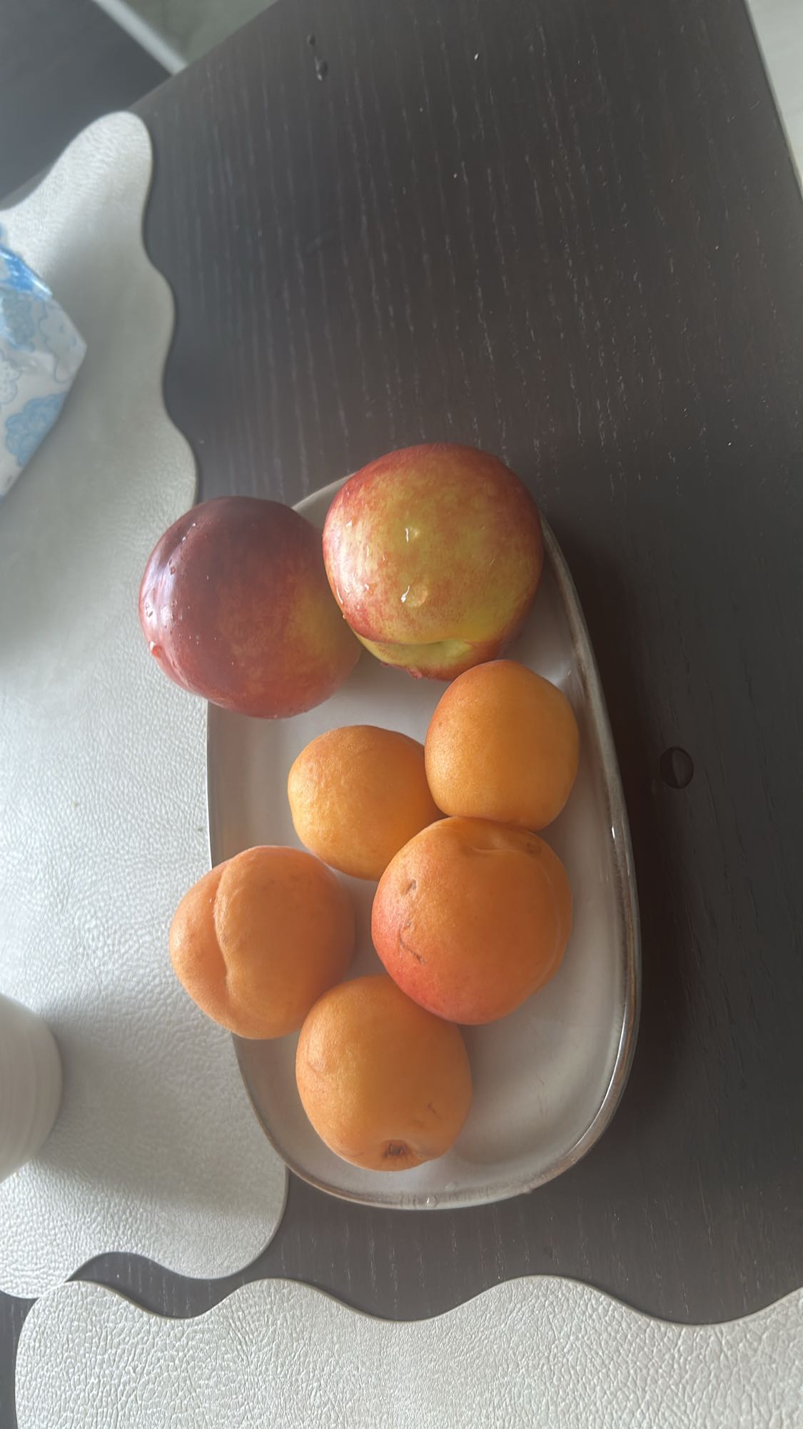 Platou cu nectarine si caise