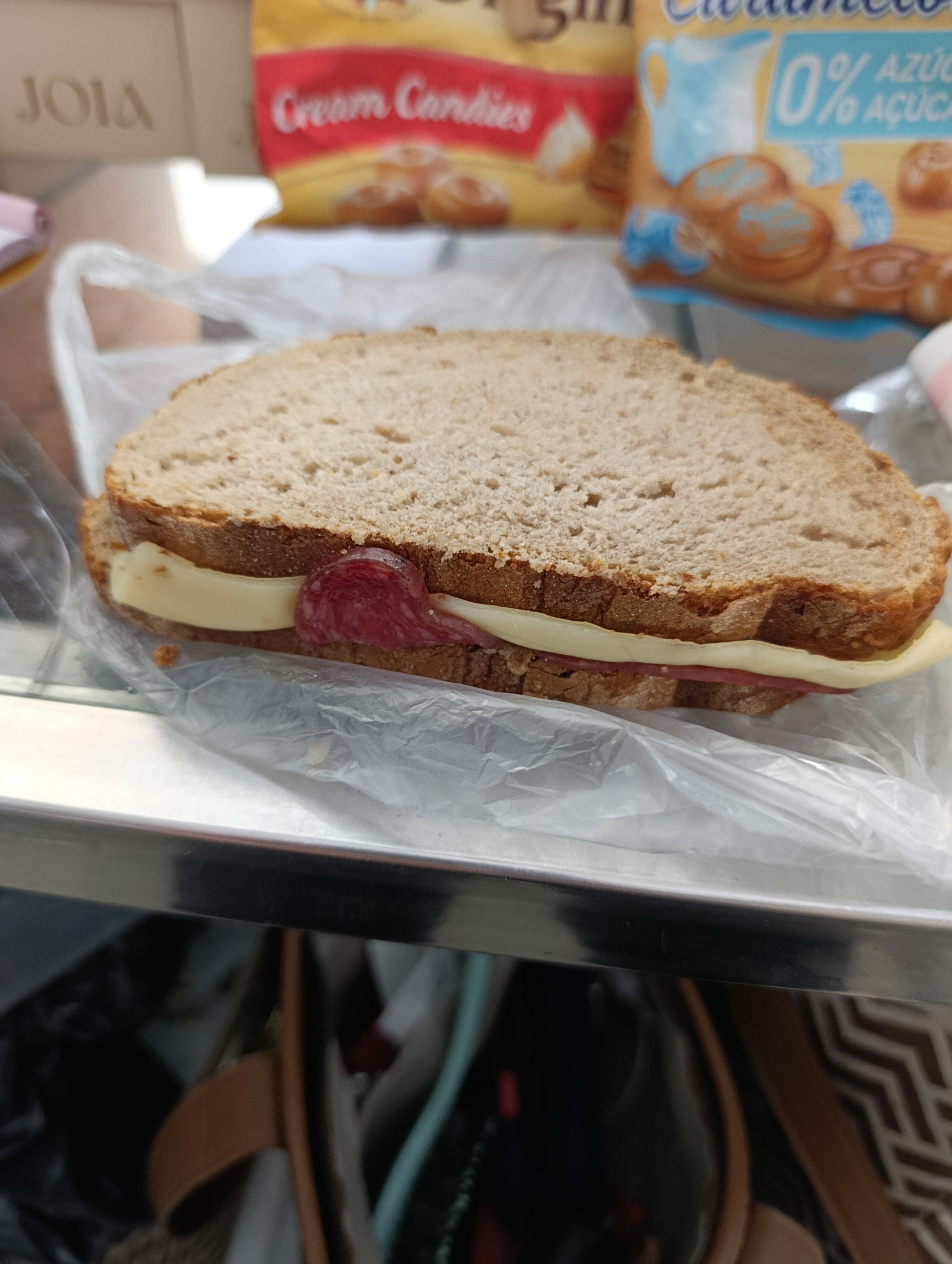 sándwich de salami y queso
