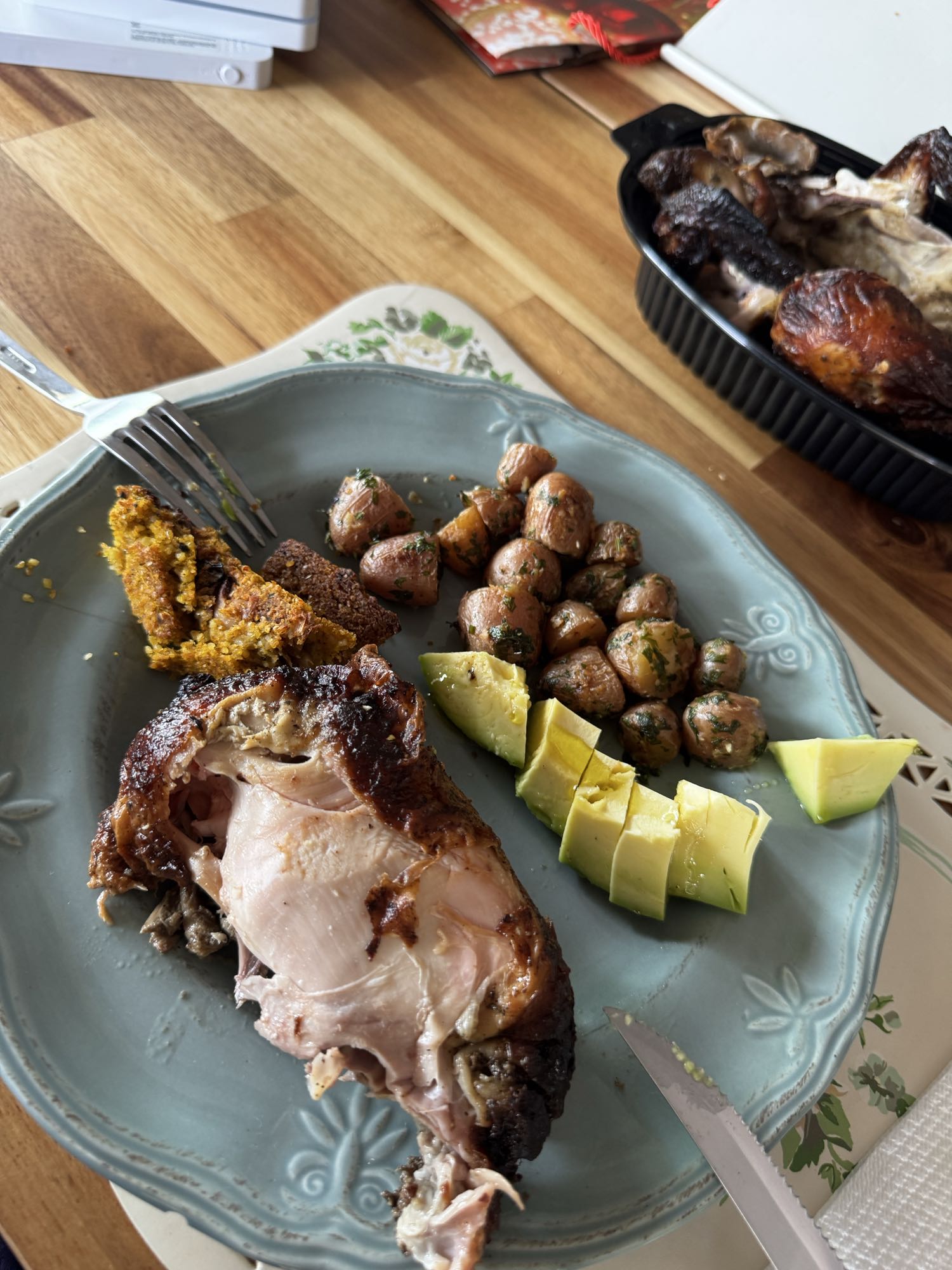 pollo asado con guarnición