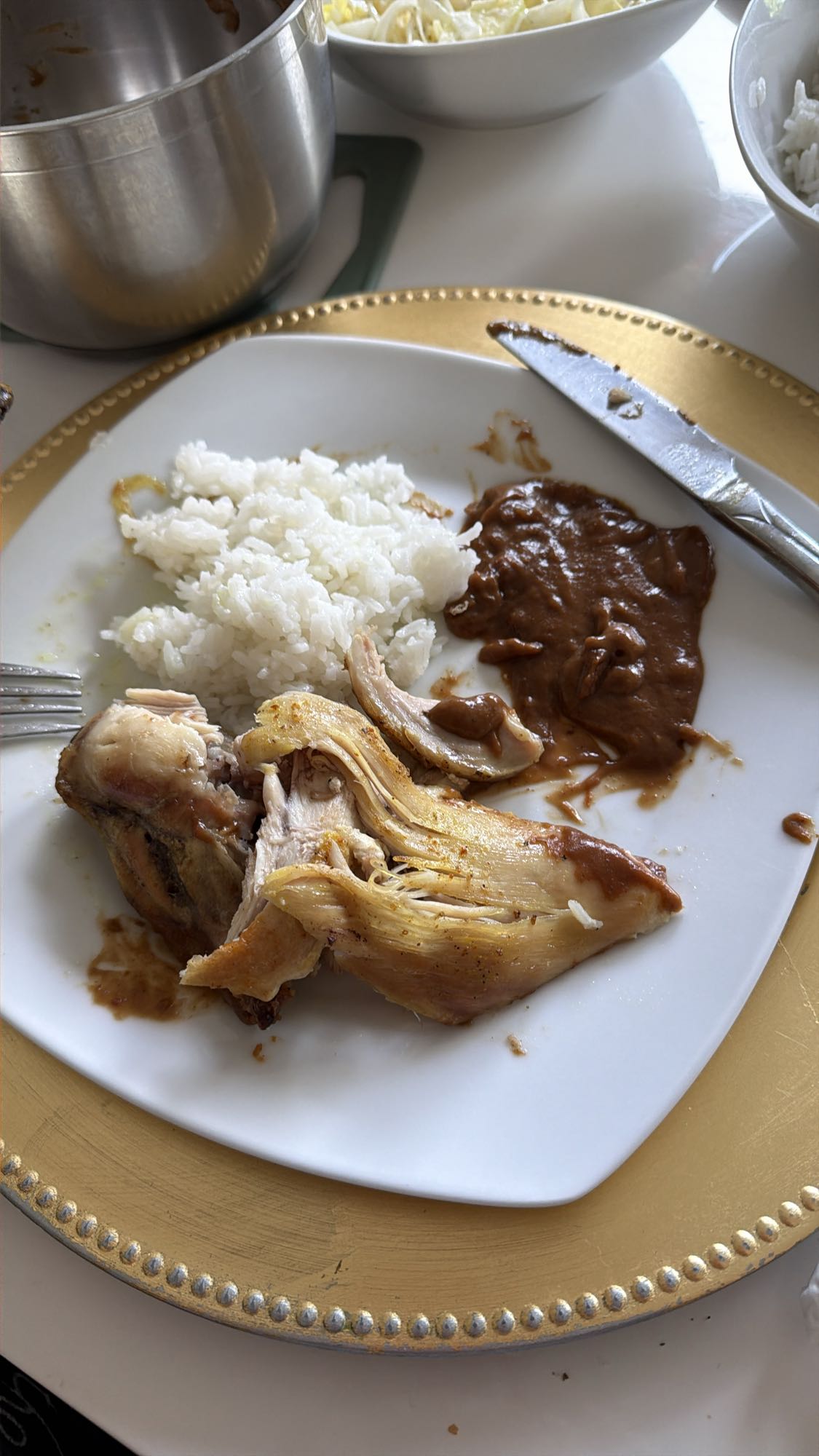 Kip met rijst en saus